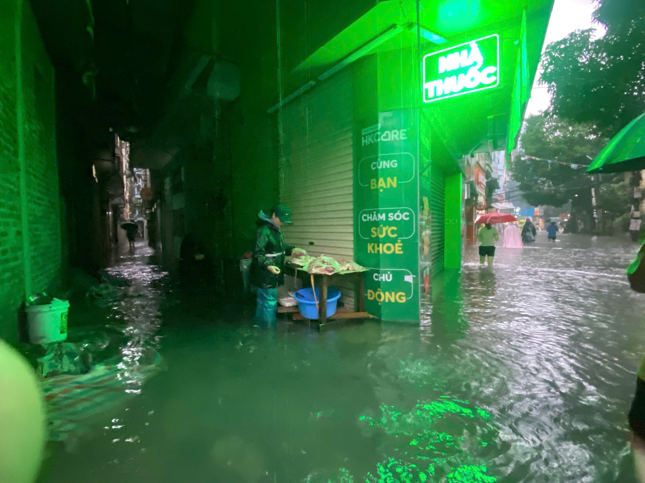 Mưa trắng trời, người d&acirc;n H&agrave; Nội chật vật lo chống ngập- Ảnh 3.