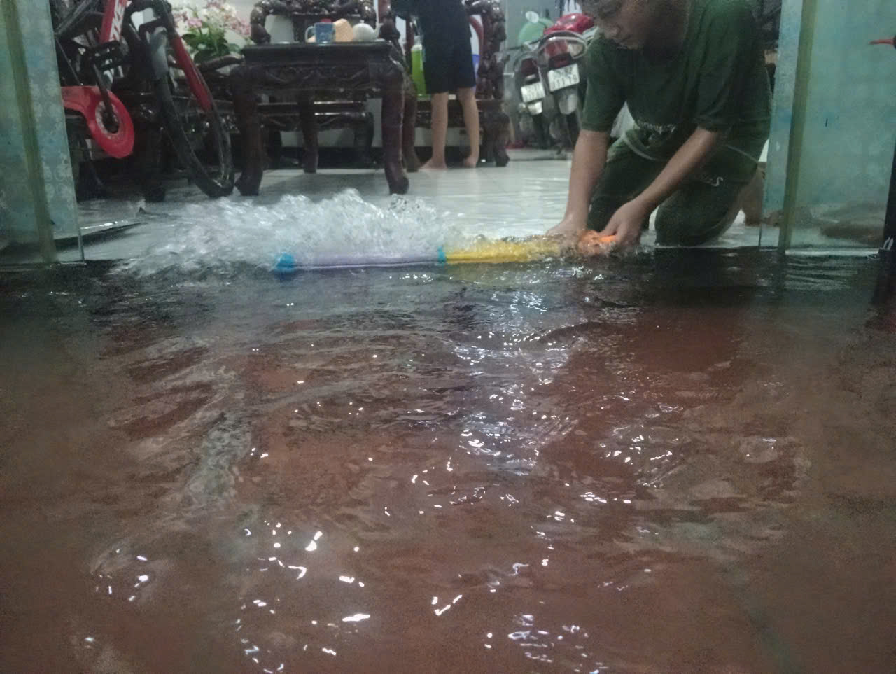 Mưa trắng trời, người d&acirc;n H&agrave; Nội chật vật lo chống ngập- Ảnh 6.