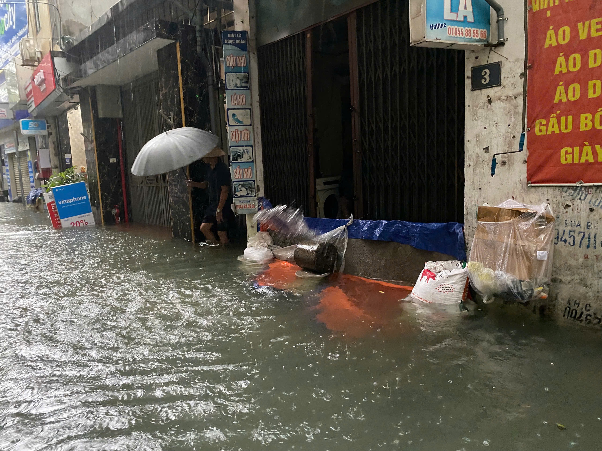 Mưa trắng trời, người d&acirc;n H&agrave; Nội chật vật lo chống ngập- Ảnh 5.