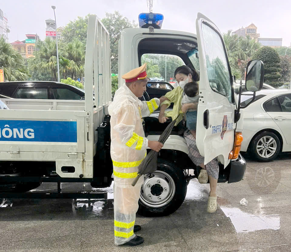 Nhiều tuyến đường ở H&agrave; Nội ngập s&acirc;u khiến h&agrave;ng loạt &ocirc; t&ocirc; chết m&aacute;y, CSGT cảnh b&aacute;o g&igrave;?- Ảnh 7.