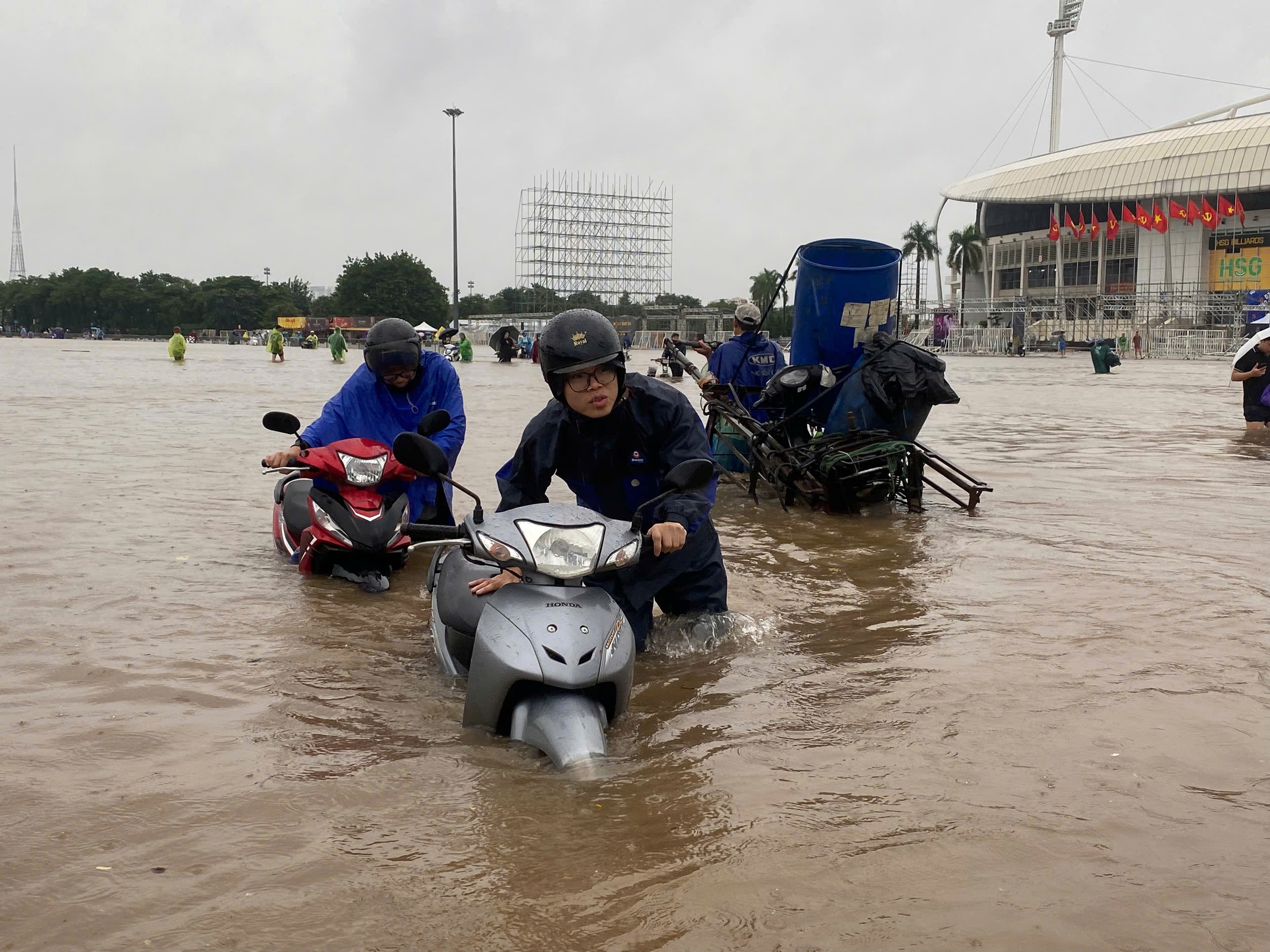 Mưa trắng trời, người d&acirc;n H&agrave; Nội chật vật lo chống ngập- Ảnh 14.