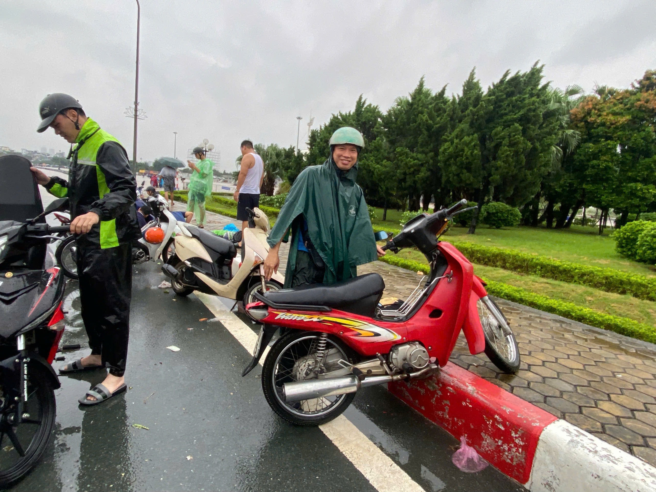 Mưa trắng trời, người d&acirc;n H&agrave; Nội chật vật lo chống ngập- Ảnh 17.