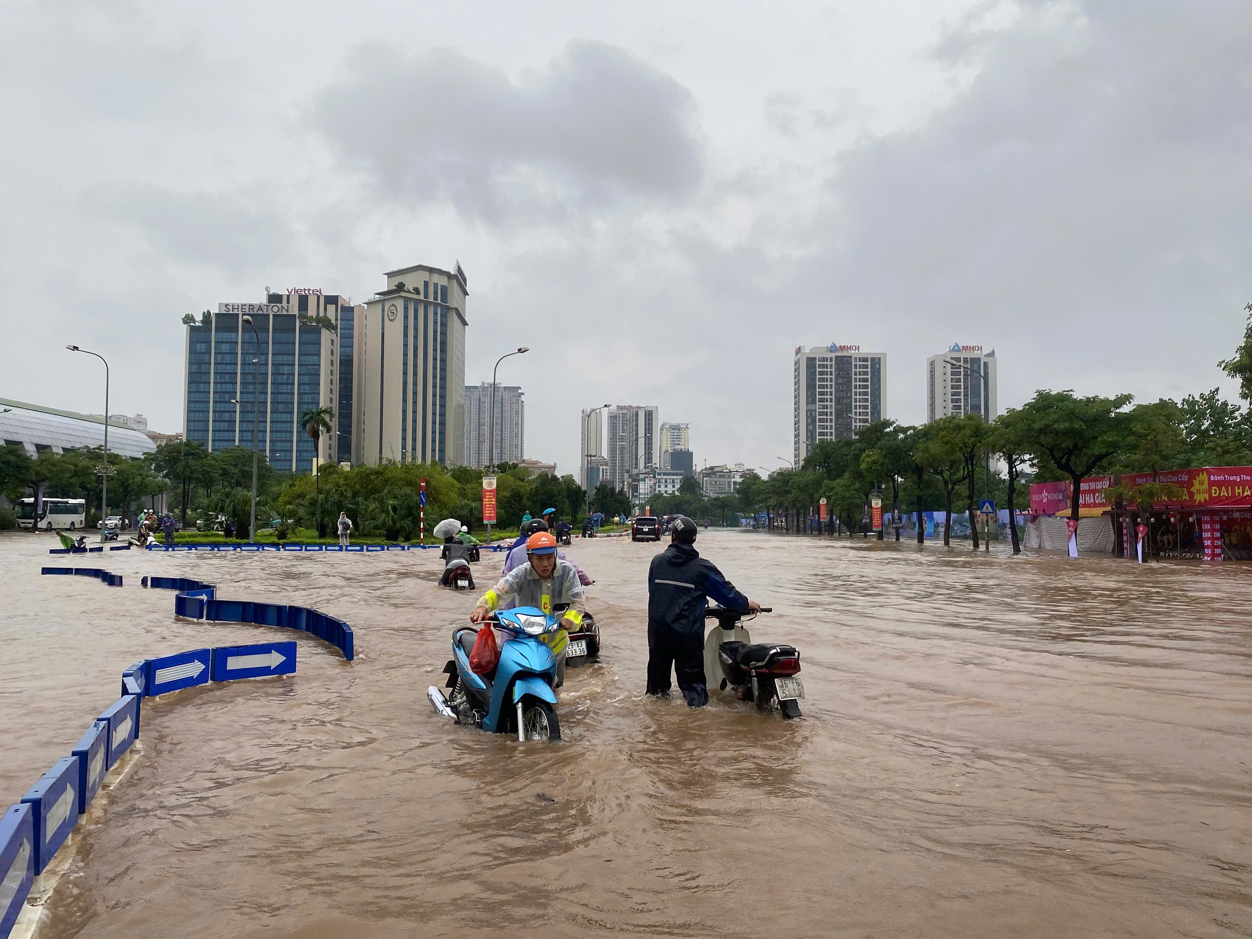 Mưa trắng trời, người d&acirc;n H&agrave; Nội chật vật lo chống ngập- Ảnh 9.