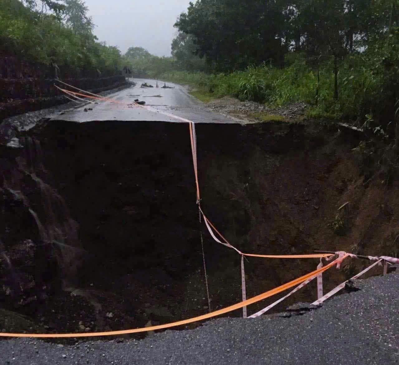 Th&aacute;i Nguy&ecirc;n: Một hố sụt l&uacute;n s&acirc;u khoảng 10m cắt đ&ocirc;i QL3B, giao th&ocirc;ng t&ecirc; liệt- Ảnh 1.