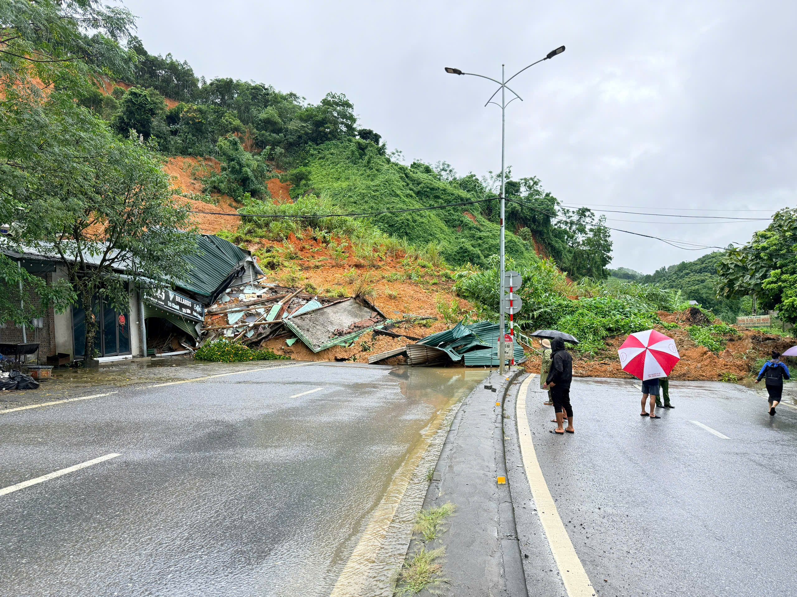 Cảnh s&aacute;t giao th&ocirc;ng L&agrave;o Cai kịp thời cứu người d&acirc;n bị ảnh hưởng sạt lở tr&ecirc;n quốc lộ 70- Ảnh 1.