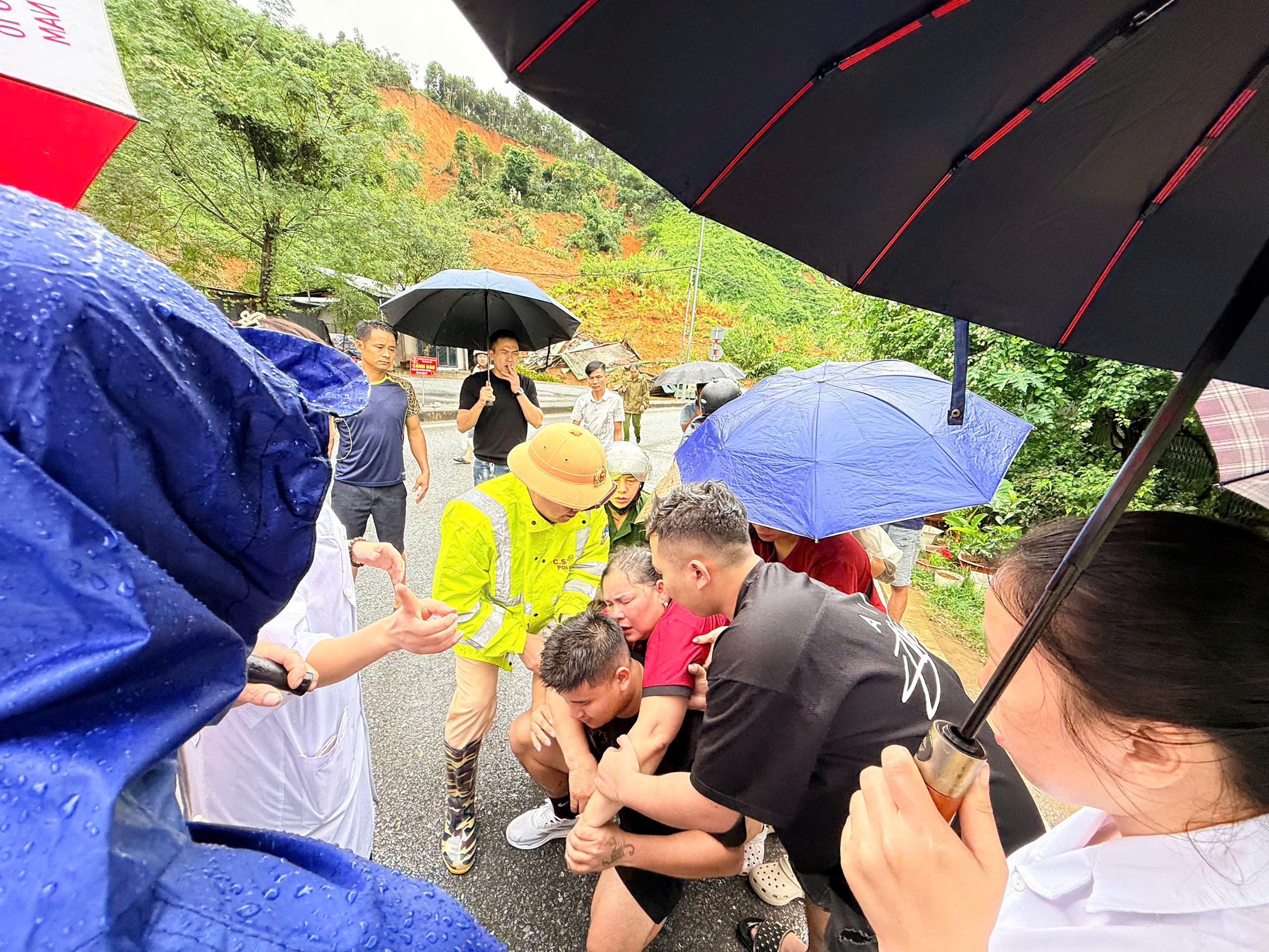 Cảnh s&aacute;t giao th&ocirc;ng L&agrave;o Cai kịp thời cứu người d&acirc;n bị ảnh hưởng sạt lở tr&ecirc;n quốc lộ 70- Ảnh 2.