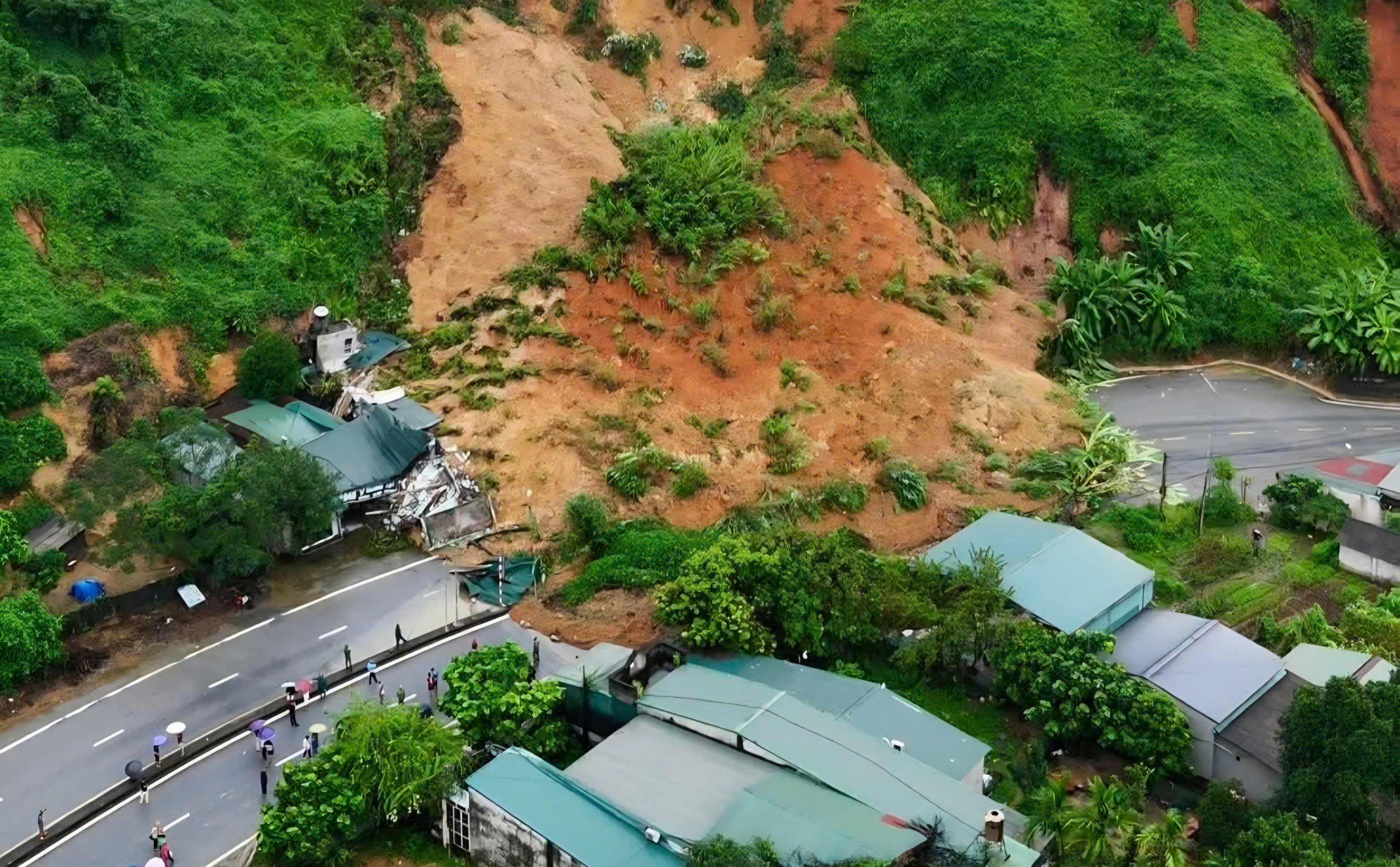 Cảnh s&aacute;t giao th&ocirc;ng L&agrave;o Cai kịp thời cứu người d&acirc;n bị ảnh hưởng sạt lở tr&ecirc;n quốc lộ 70- Ảnh 3.