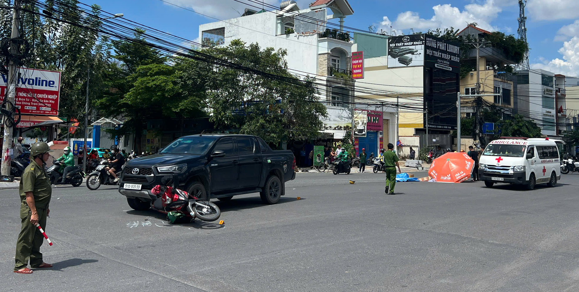 TP.HCM: Xe b&aacute;n tải va chạm xe m&aacute;y, nam shipper tử vong- Ảnh 1.