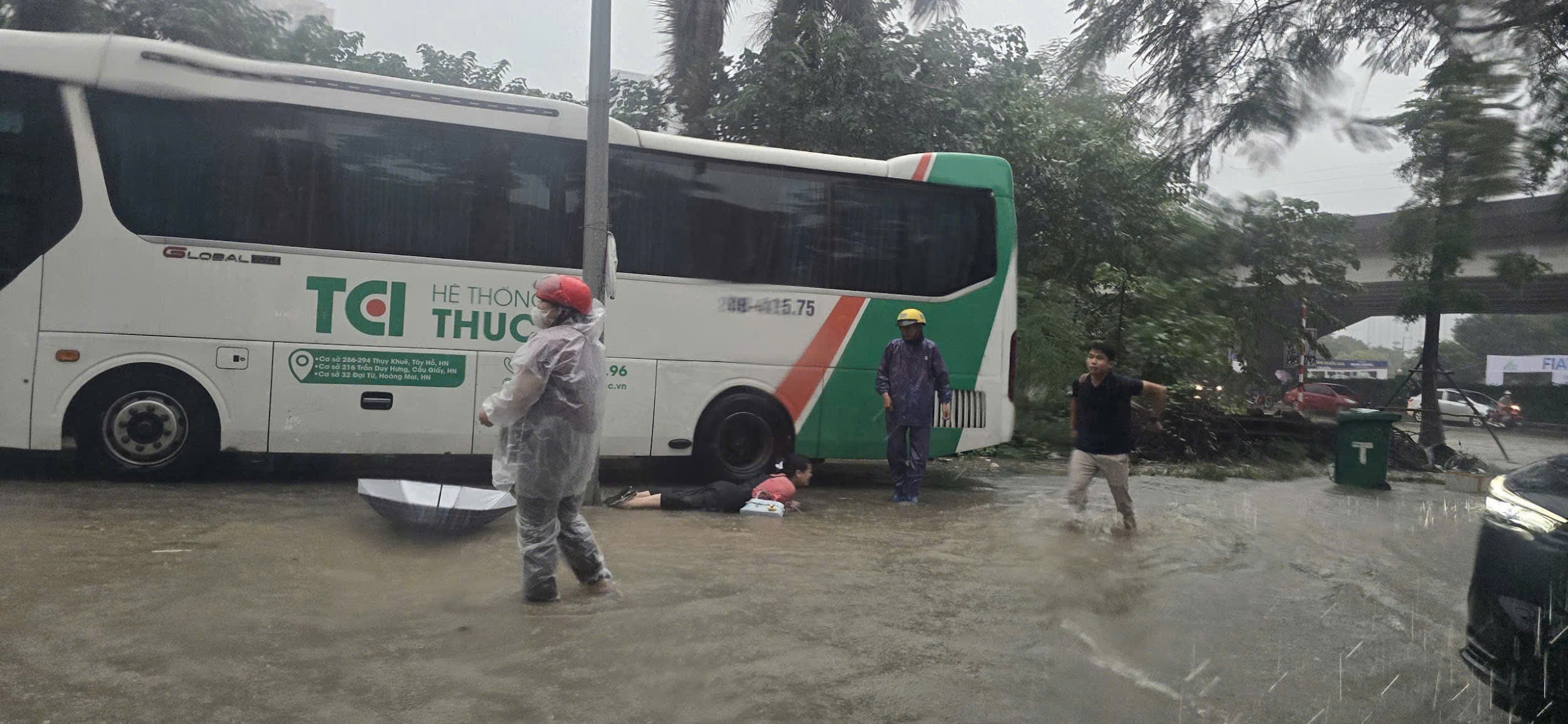 C&ocirc;ng an H&agrave; Nội dầm mưa ph&acirc;n luồng, hỗ trợ người d&acirc;n qua v&ugrave;ng ngập- Ảnh 4.