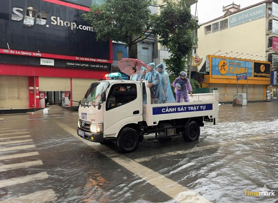 C&ocirc;ng an H&agrave; Nội dầm mưa ph&acirc;n luồng, hỗ trợ người d&acirc;n qua v&ugrave;ng ngập- Ảnh 11.