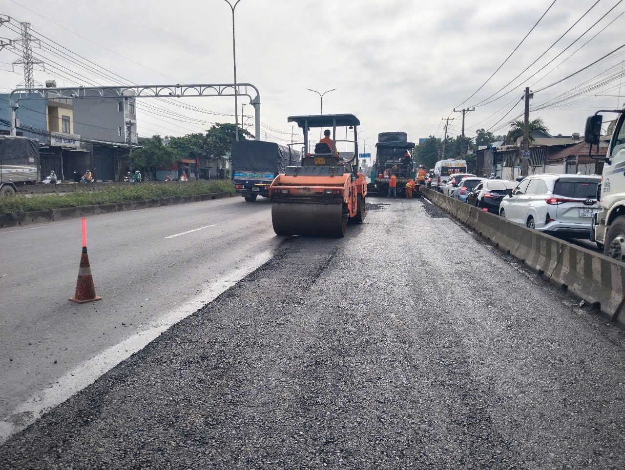 Sửa chữa c&aacute;c điểm hư hỏng nặng tr&ecirc;n QL51, t&agrave;i xế c&acirc;n nhắc lựa chọn hướng đi- Ảnh 2.
