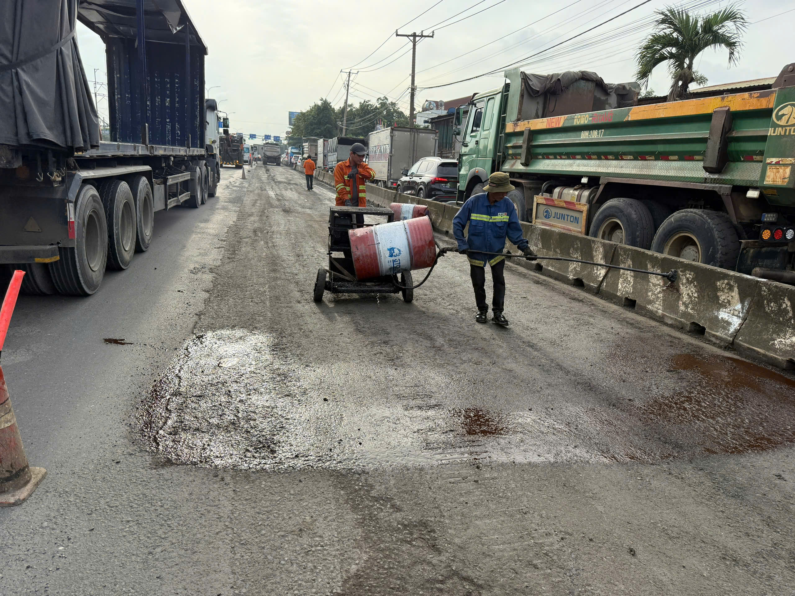 Sửa chữa c&aacute;c điểm hư hỏng nặng tr&ecirc;n QL51, t&agrave;i xế c&acirc;n nhắc lựa chọn hướng đi- Ảnh 1.