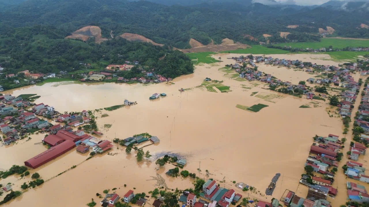 Quốc lộ 4A ngập d&agrave;i 1km, giao th&ocirc;ng Lạng Sơn - Cao Bằng t&ecirc; liệt- Ảnh 2.