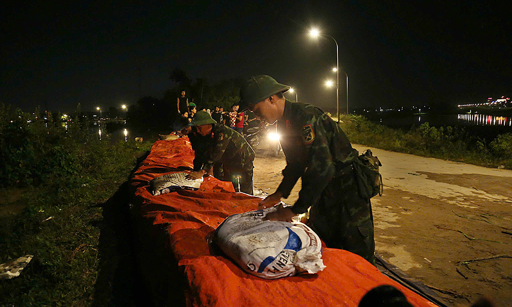 H&agrave;ng ngh&igrave;n người trắng đ&ecirc;m hộ đ&ecirc;, chống lũ tại Bắc Ninh- Ảnh 11.