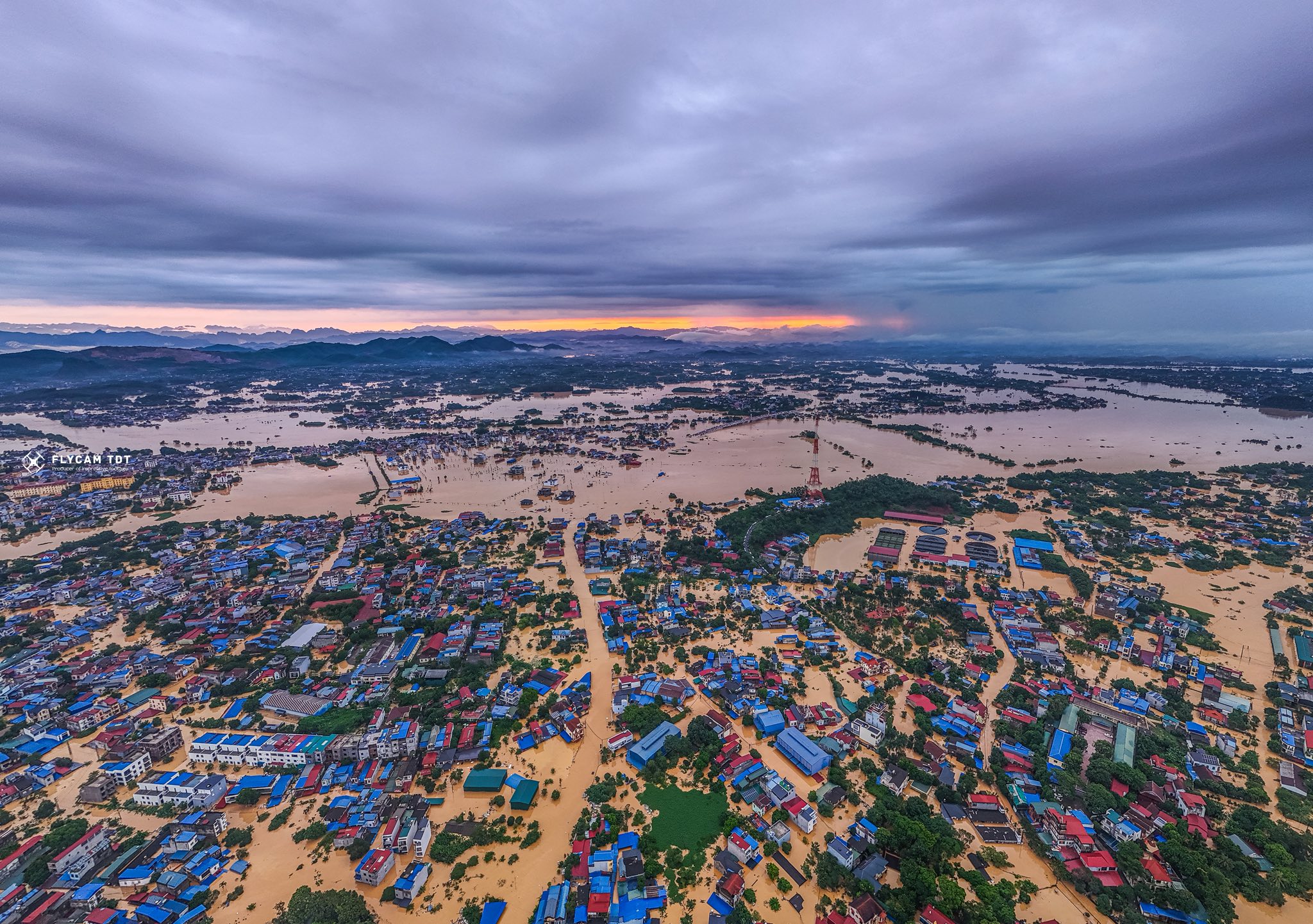 To&agrave;n cảnh trung t&acirc;m đ&ocirc; thị tỉnh Th&aacute;i Nguy&ecirc;n ch&igrave;m trong biển nước- Ảnh 1.
