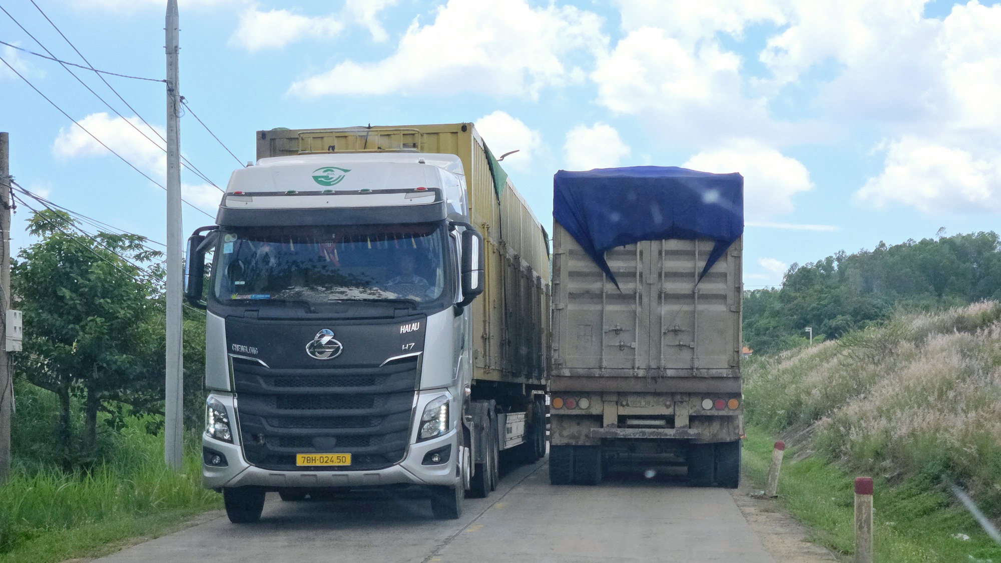 Đắk Lắk: Cầu yếu cấm tải tr&ecirc;n 18 tấn "oằn m&igrave;nh" g&aacute;nh đo&agrave;n xe đầu k&eacute;o, xe container- Ảnh 5.