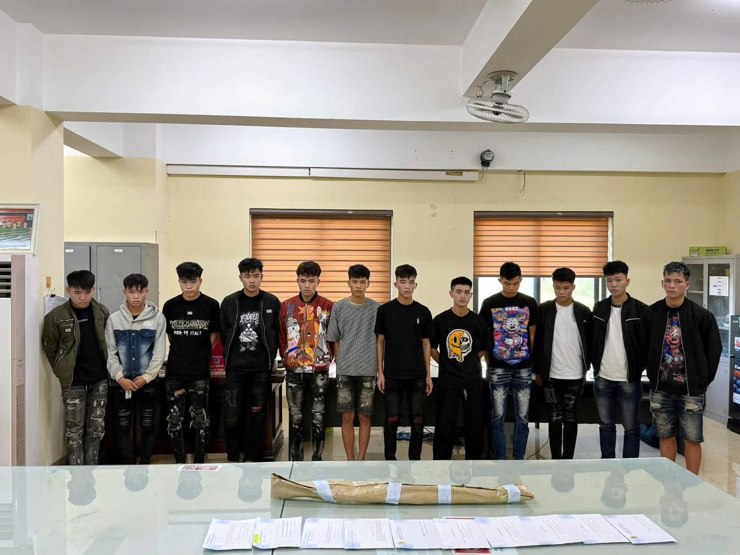 Bắt nh&oacute;m thanh ni&ecirc;n cầm hung kh&iacute; đuổi đ&aacute;nh khiến 1 người chết ở Sơn La- Ảnh 1.