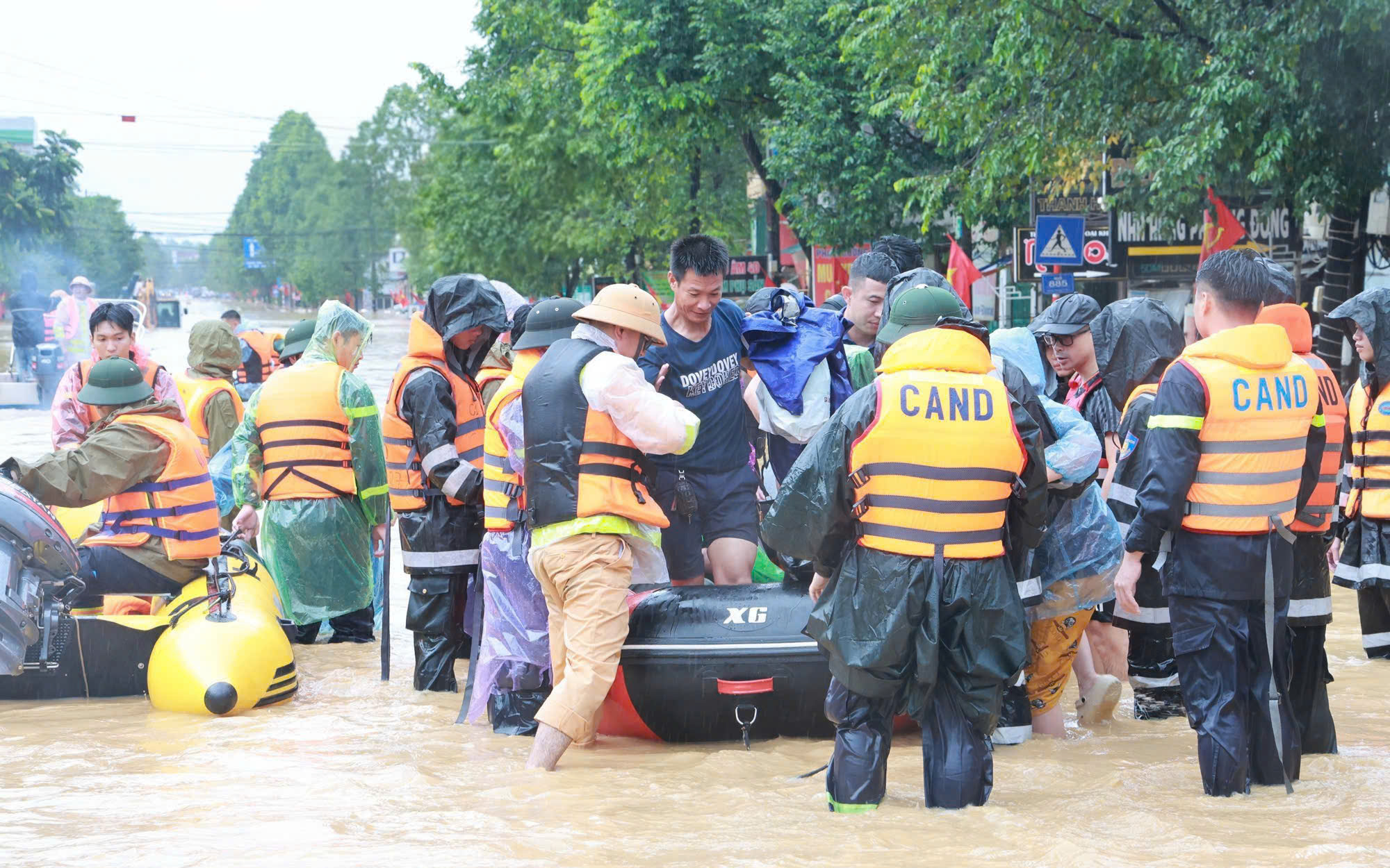 Lũ s&ocirc;ng Cầu vượt đỉnh lịch sử, trung t&acirc;m Th&aacute;i Nguy&ecirc;n ch&igrave;m trong biển nước- Ảnh 8.