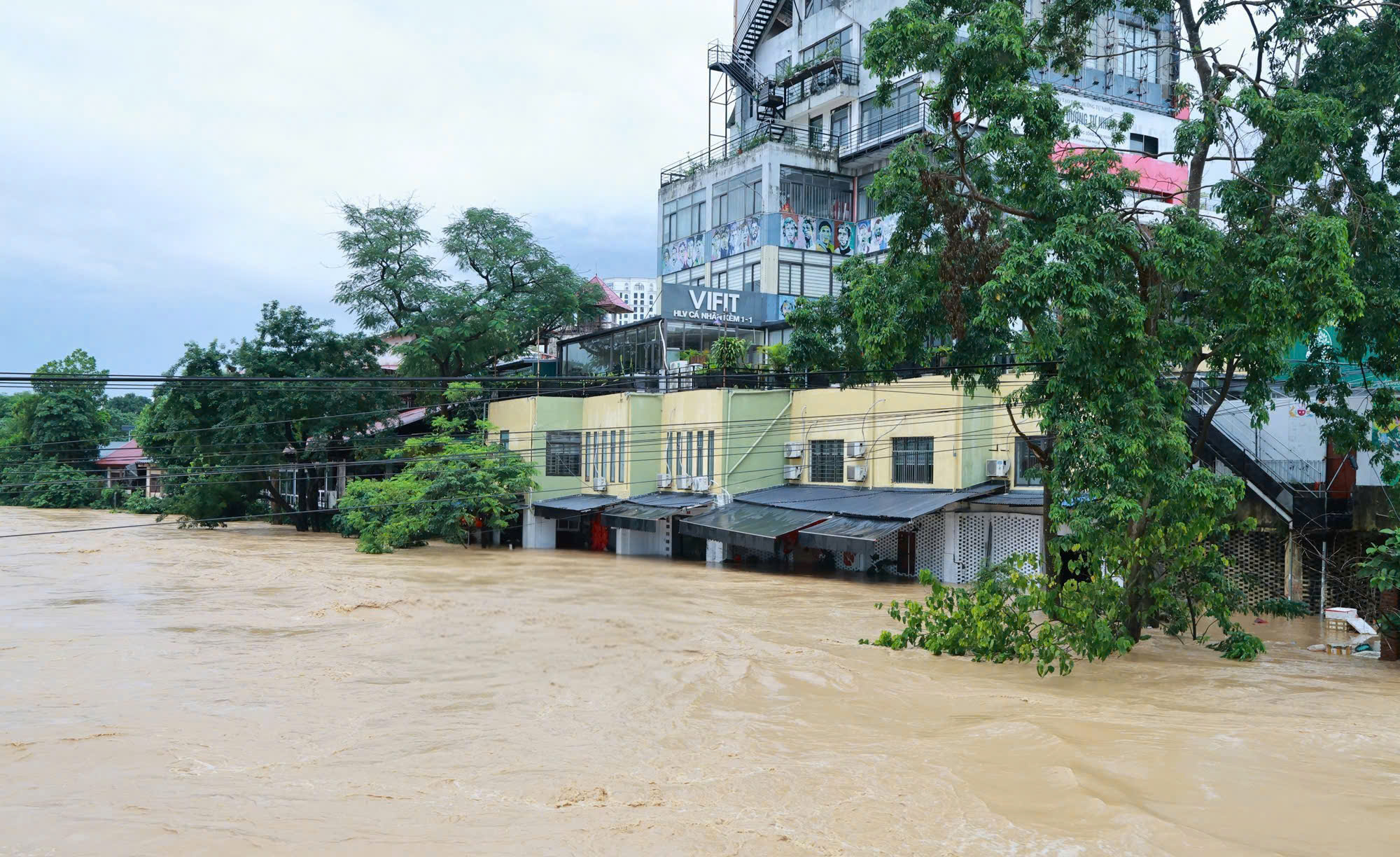Lũ s&ocirc;ng Cầu vượt đỉnh lịch sử, trung t&acirc;m Th&aacute;i Nguy&ecirc;n ch&igrave;m trong biển nước- Ảnh 5.