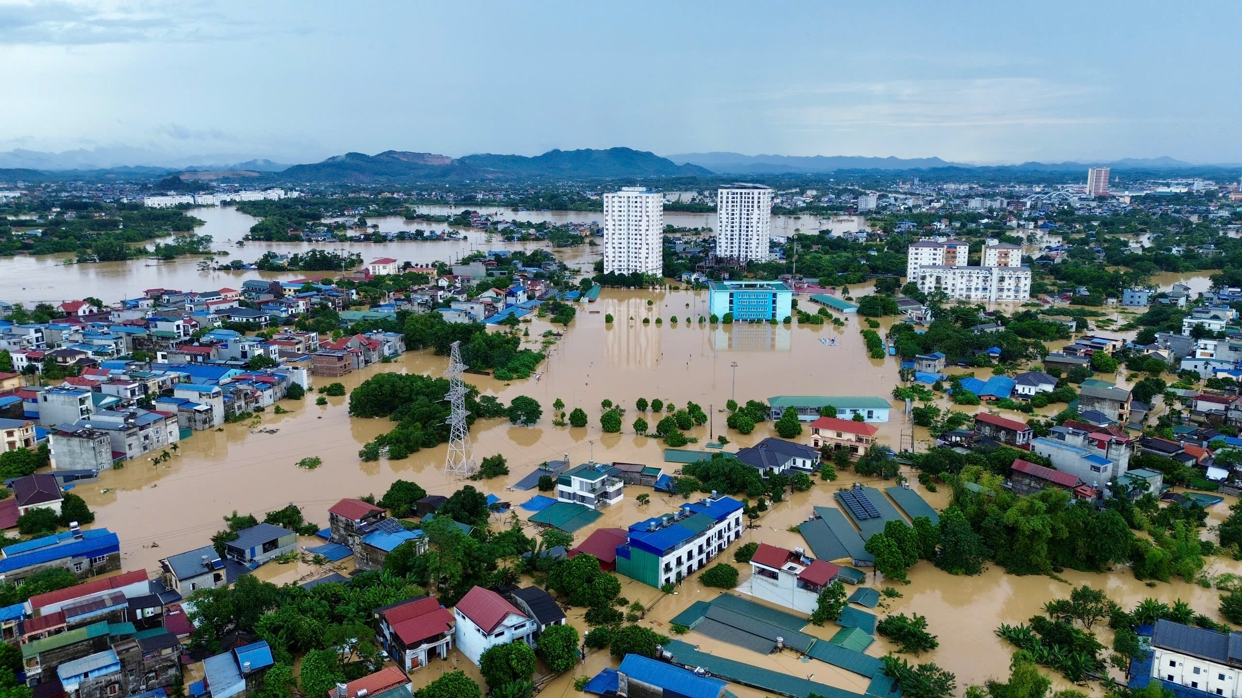 To&agrave;n cảnh trung t&acirc;m đ&ocirc; thị tỉnh Th&aacute;i Nguy&ecirc;n ch&igrave;m trong biển nước- Ảnh 12.