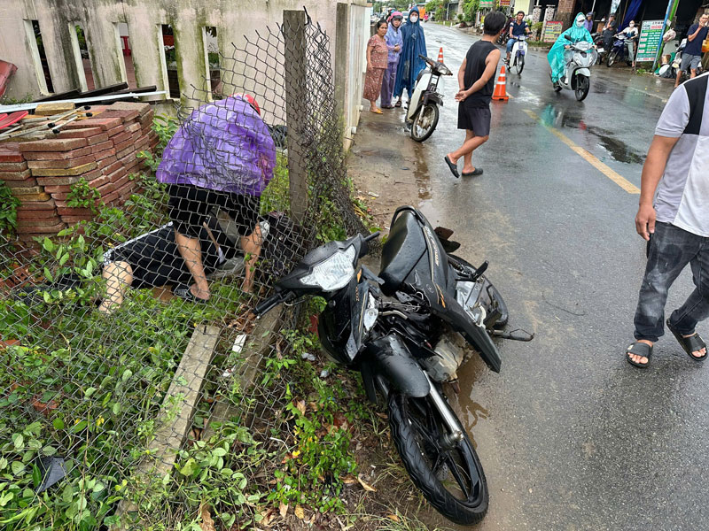 Hiện trường vụ TNGT nghi&ecirc;m trọng l&agrave;m 3 học sinh thương vong.