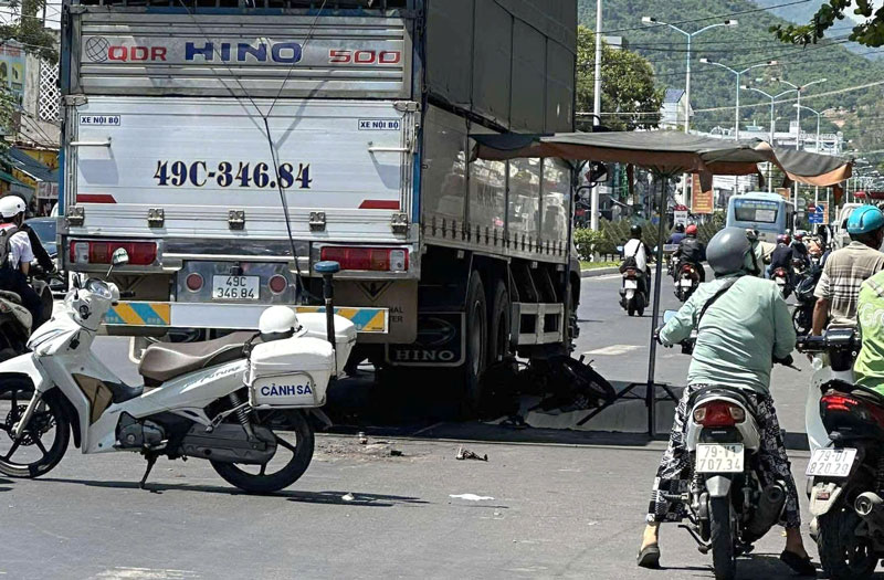 Hiện trường vụ tại nạn giao th&ocirc;ng khiến một người tử vong tại chỗ.