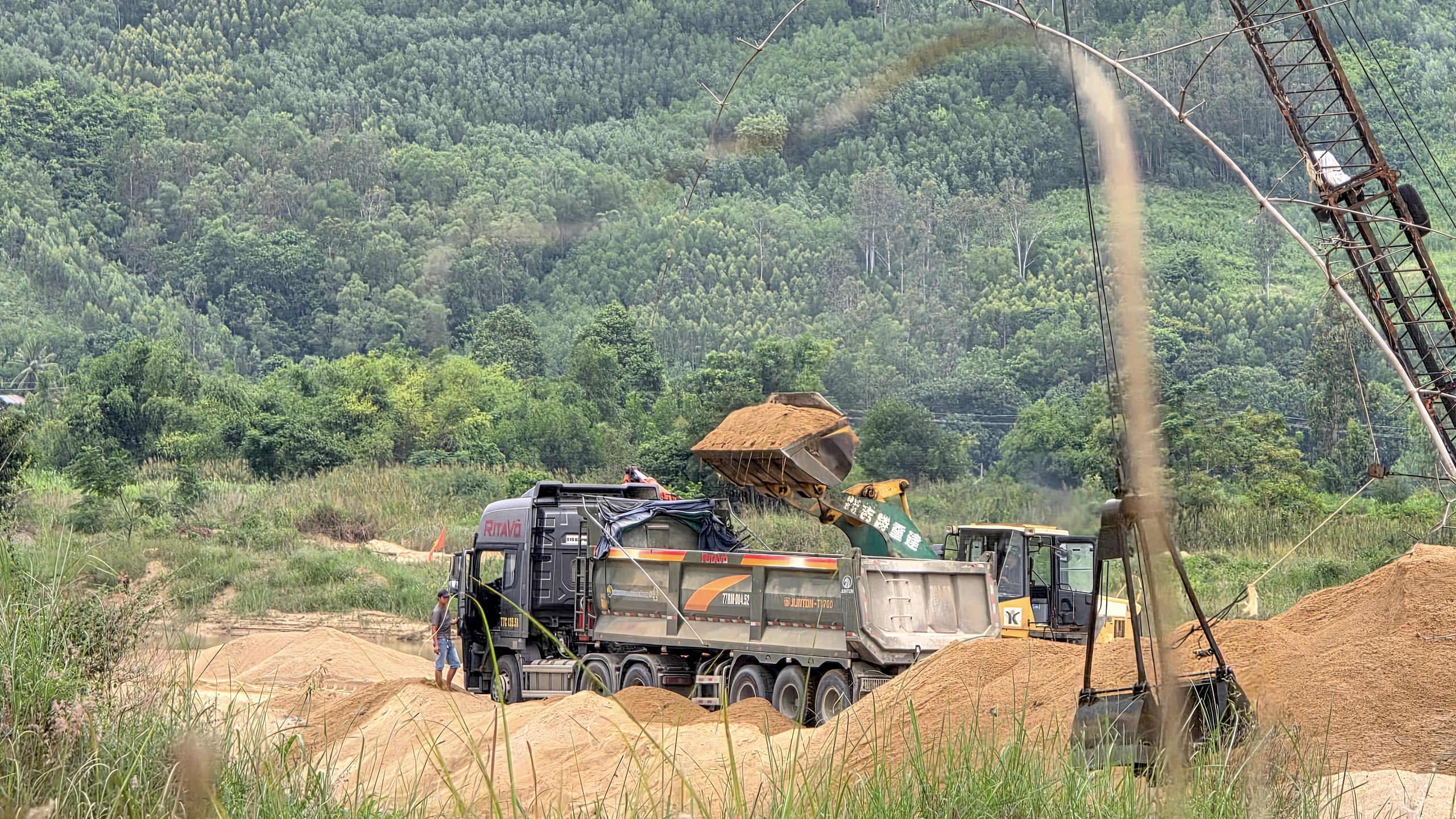 Đắk Lắk: Cầu yếu cấm tải tr&ecirc;n 18 tấn "oằn m&igrave;nh" g&aacute;nh đo&agrave;n xe đầu k&eacute;o, xe container- Ảnh 8.