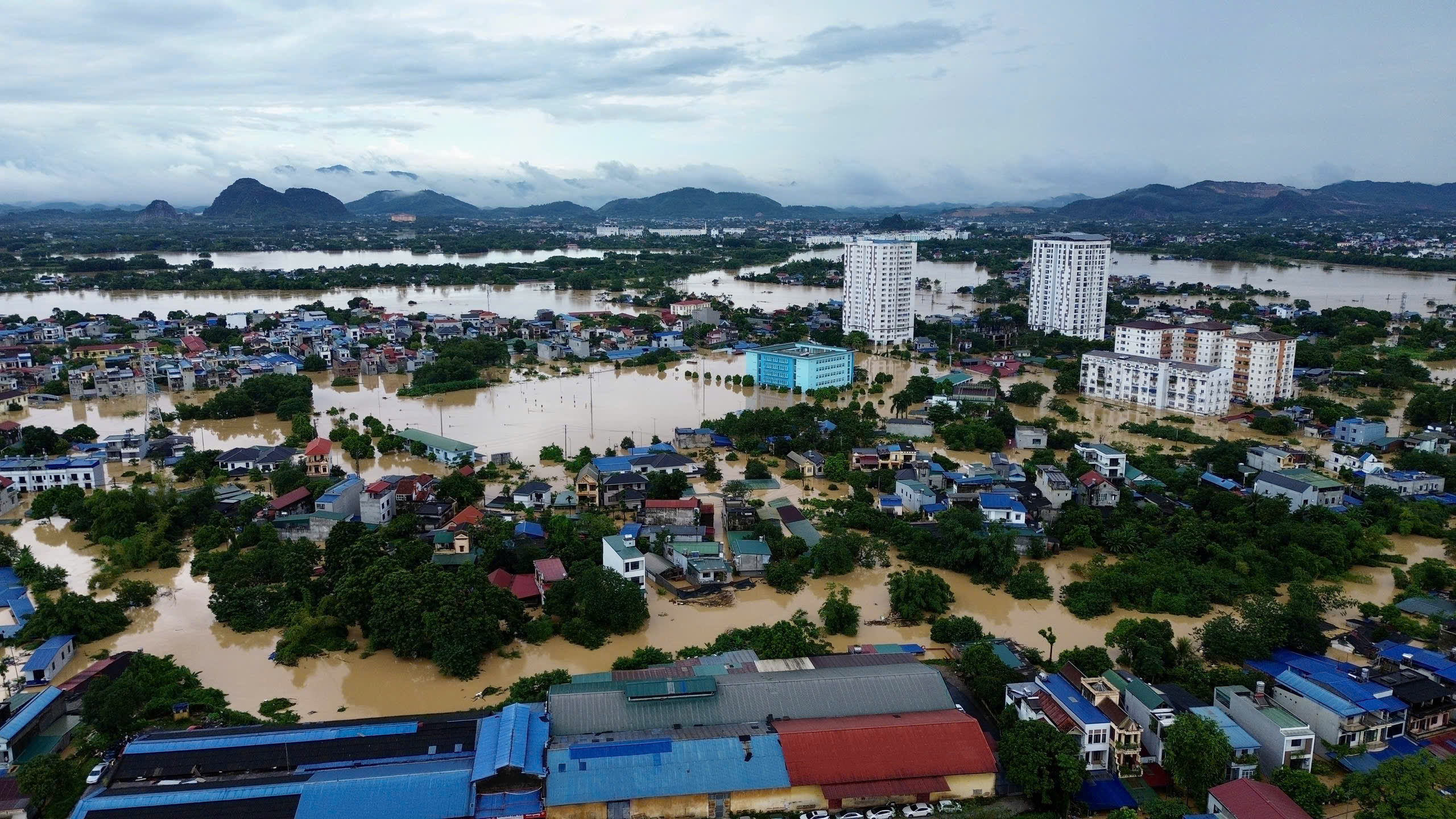 To&agrave;n cảnh trung t&acirc;m đ&ocirc; thị tỉnh Th&aacute;i Nguy&ecirc;n ch&igrave;m trong biển nước- Ảnh 3.