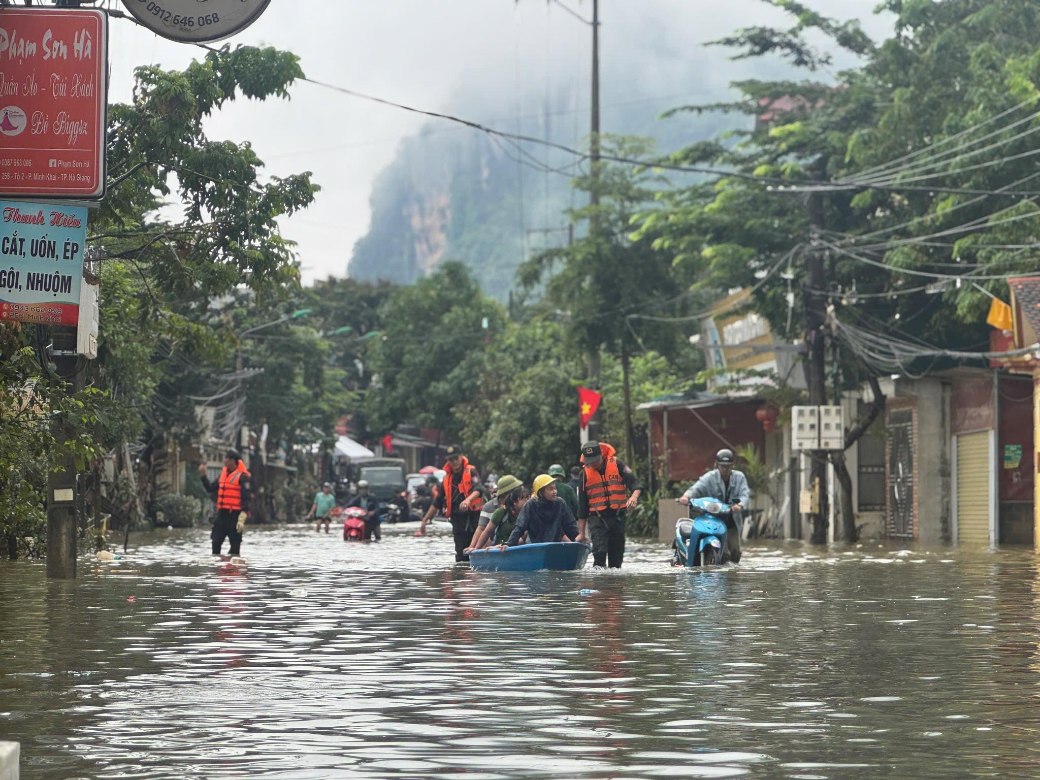 Tuy&ecirc;n Quang: Mưa lớn g&acirc;y ngập &uacute;ng, sạt lở, sập cổng ch&agrave;o x&atilde; Đồng Văn- Ảnh 3.
