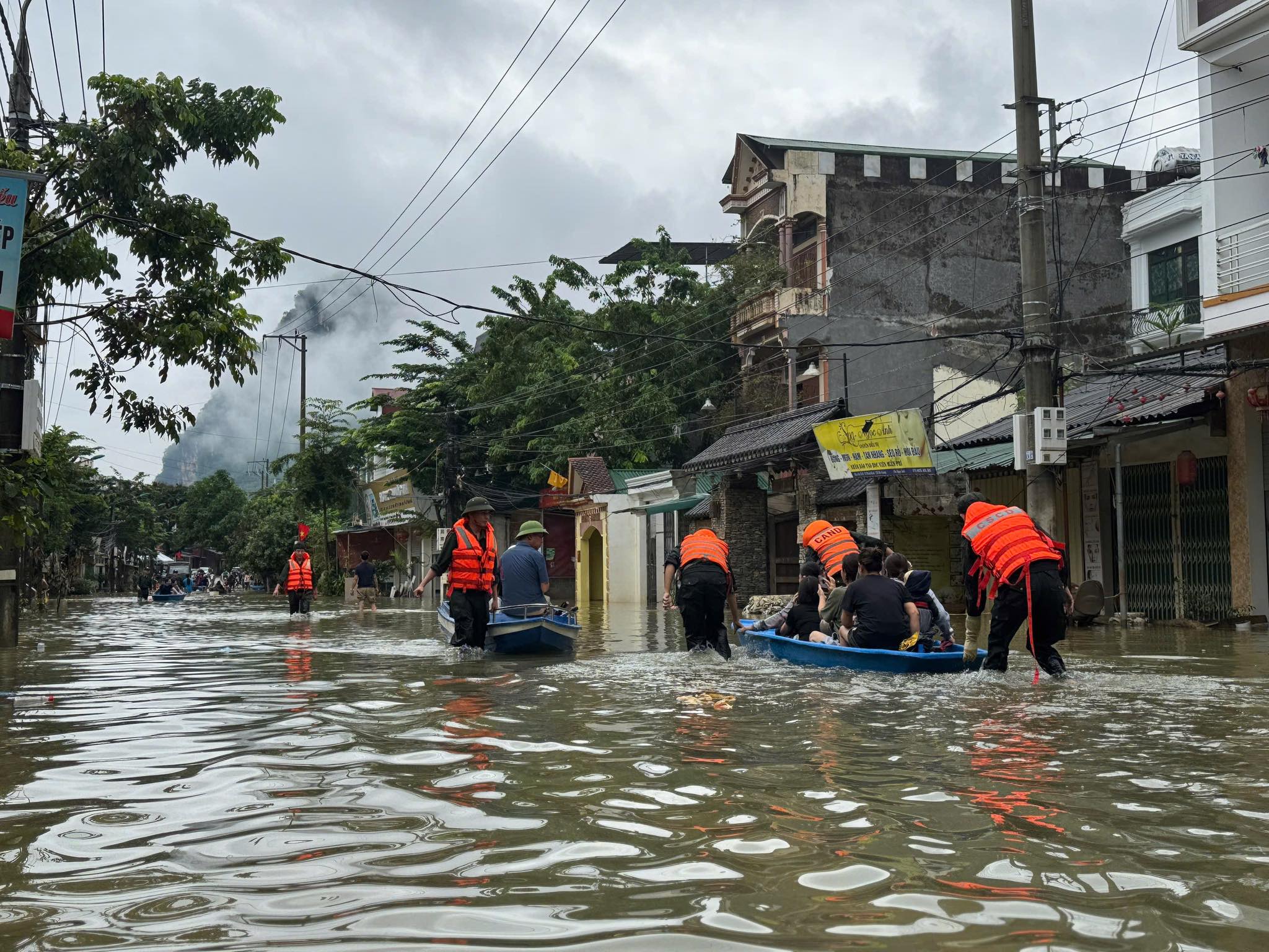 Tuy&ecirc;n Quang: Mưa lớn g&acirc;y ngập &uacute;ng, sạt lở, sập cổng ch&agrave;o x&atilde; Đồng Văn- Ảnh 5.
