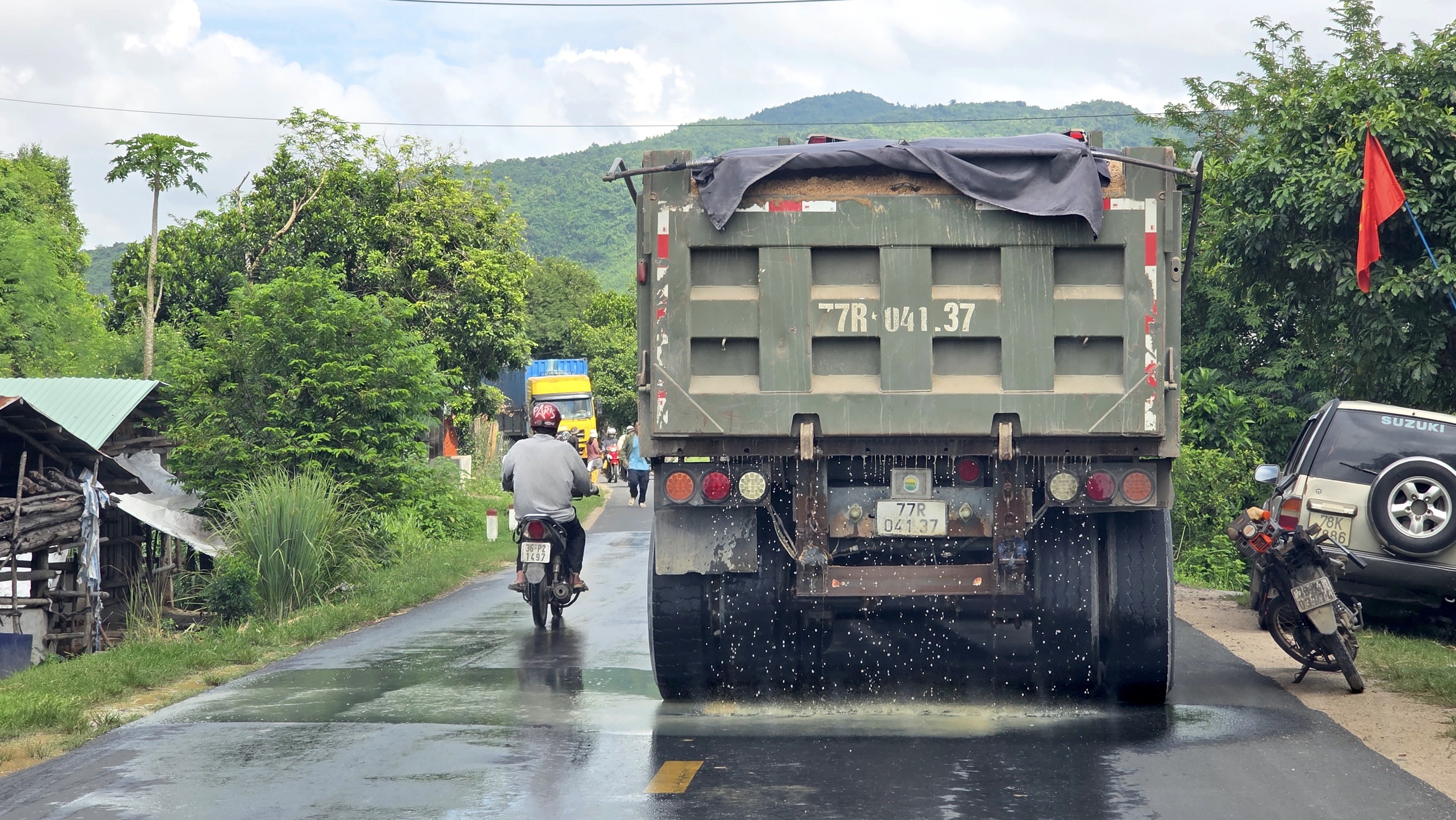 Đắk Lắk: Cầu yếu cấm tải tr&ecirc;n 18 tấn "oằn m&igrave;nh" g&aacute;nh đo&agrave;n xe đầu k&eacute;o, xe container- Ảnh 6.