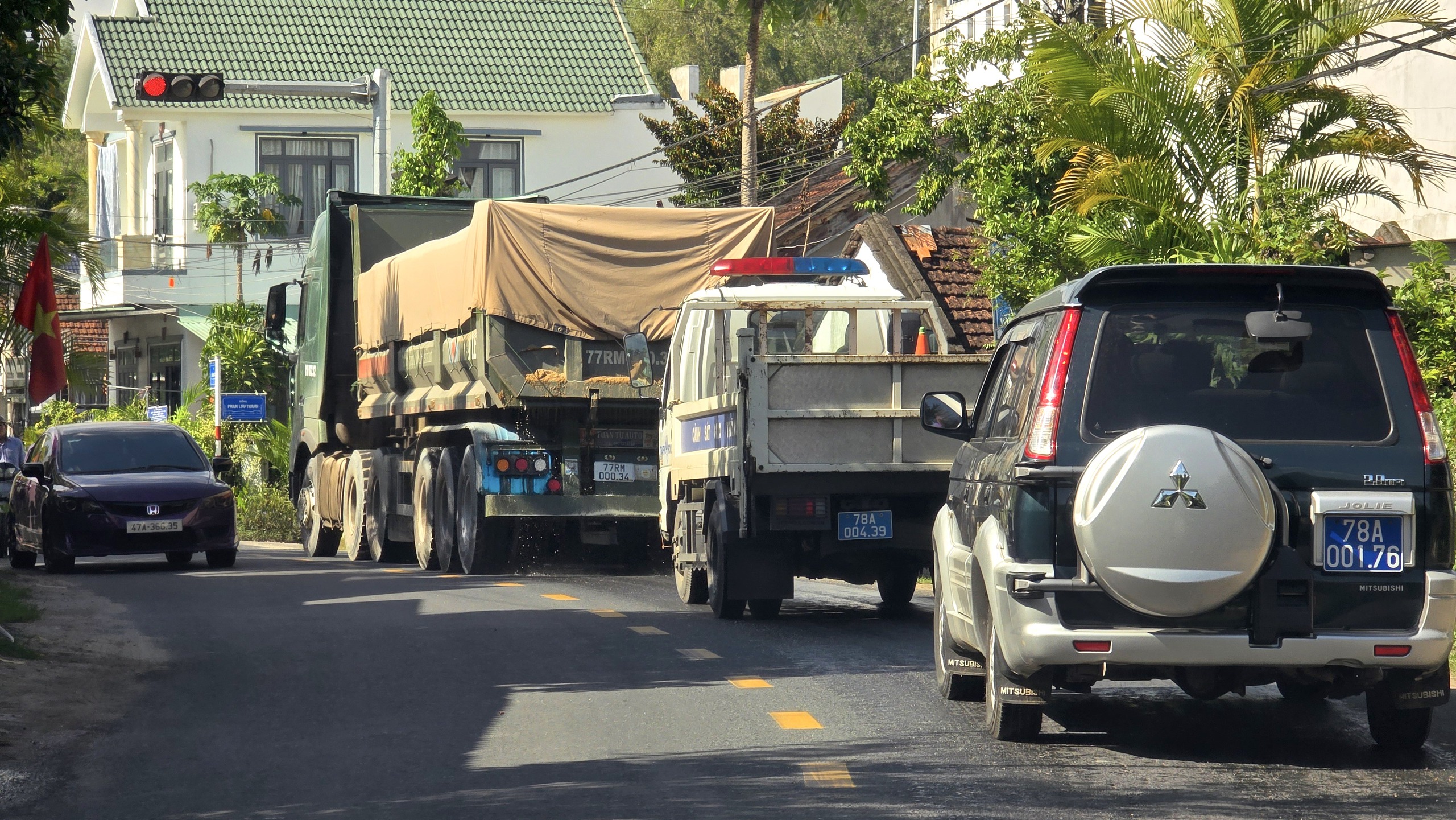 Đắk Lắk: Cầu yếu cấm tải tr&ecirc;n 18 tấn "oằn m&igrave;nh" g&aacute;nh đo&agrave;n xe đầu k&eacute;o, xe container- Ảnh 7.