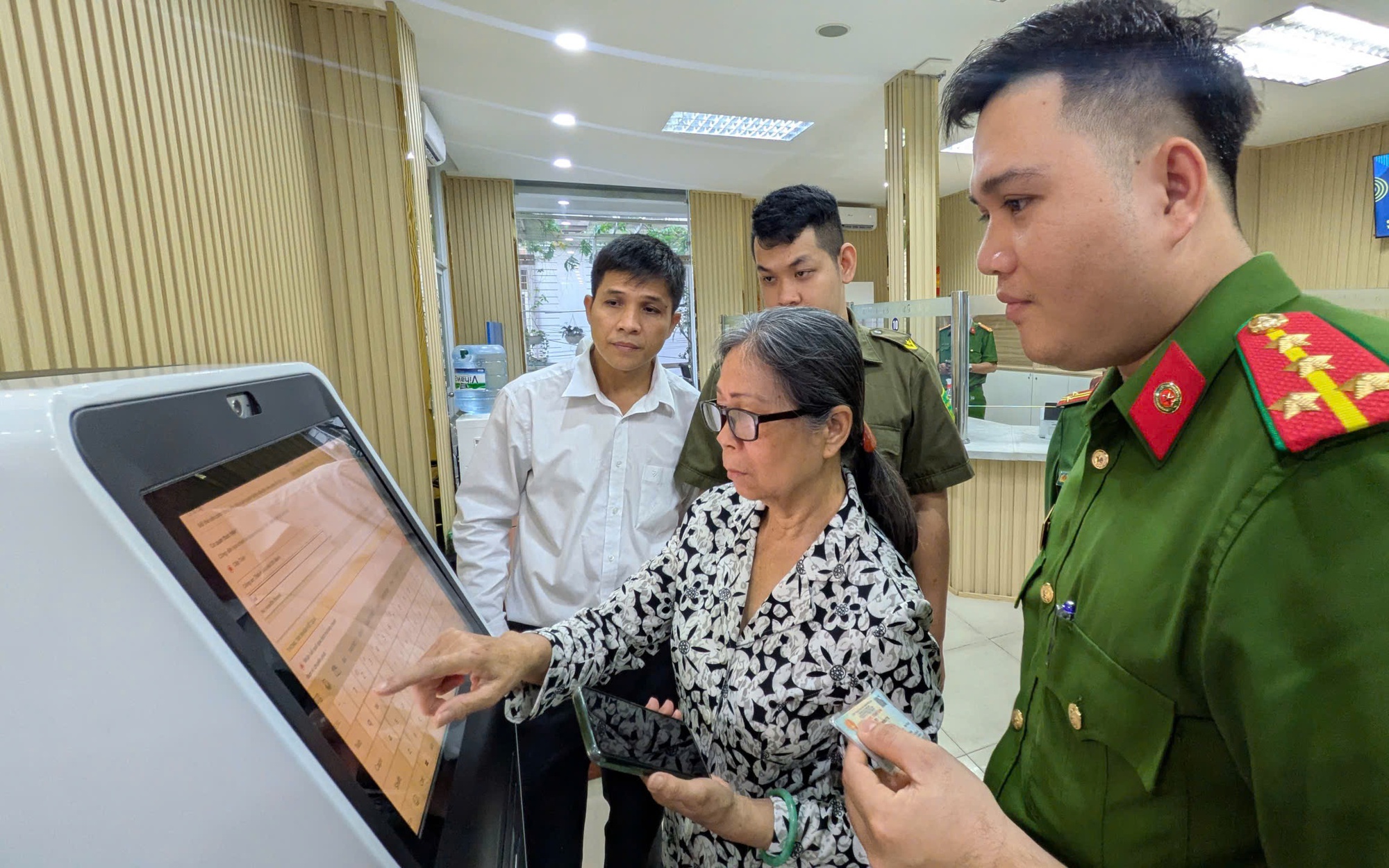 TP.HCM ra mắt bộ phận &ldquo;một cửa&rdquo; tại c&ocirc;ng an phường, x&atilde;: Gần d&acirc;n hơn, phục vụ tốt hơn