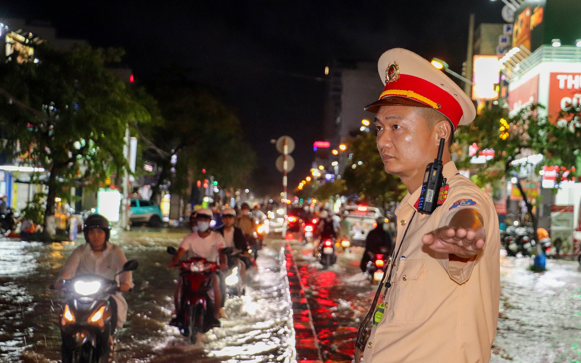 H&igrave;nh ảnh CSGT nỗ lực điều tiết giao th&ocirc;ng gi&uacute;p người d&acirc;n Cần Thơ ứng ph&oacute; triều cường