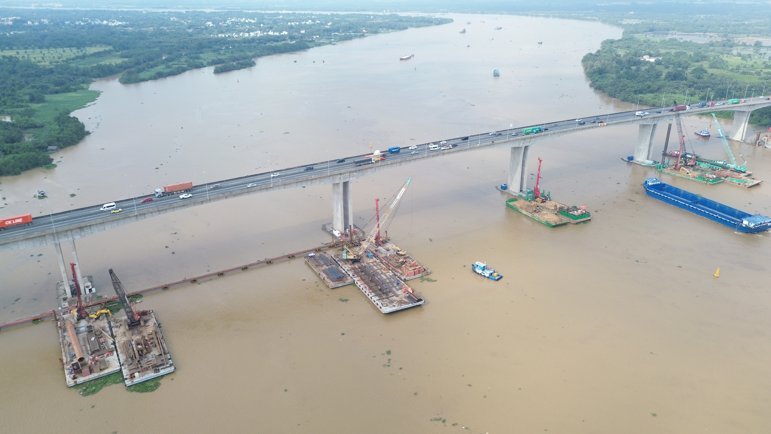 Cận cảnh sà lan "khủng" thi công cầu Long Thành 2 trên cao tốc- Ảnh 1. Cận cảnh sà lan "khủng" thi công cầu Long Thành 2 trên cao tốc- Ảnh 1.