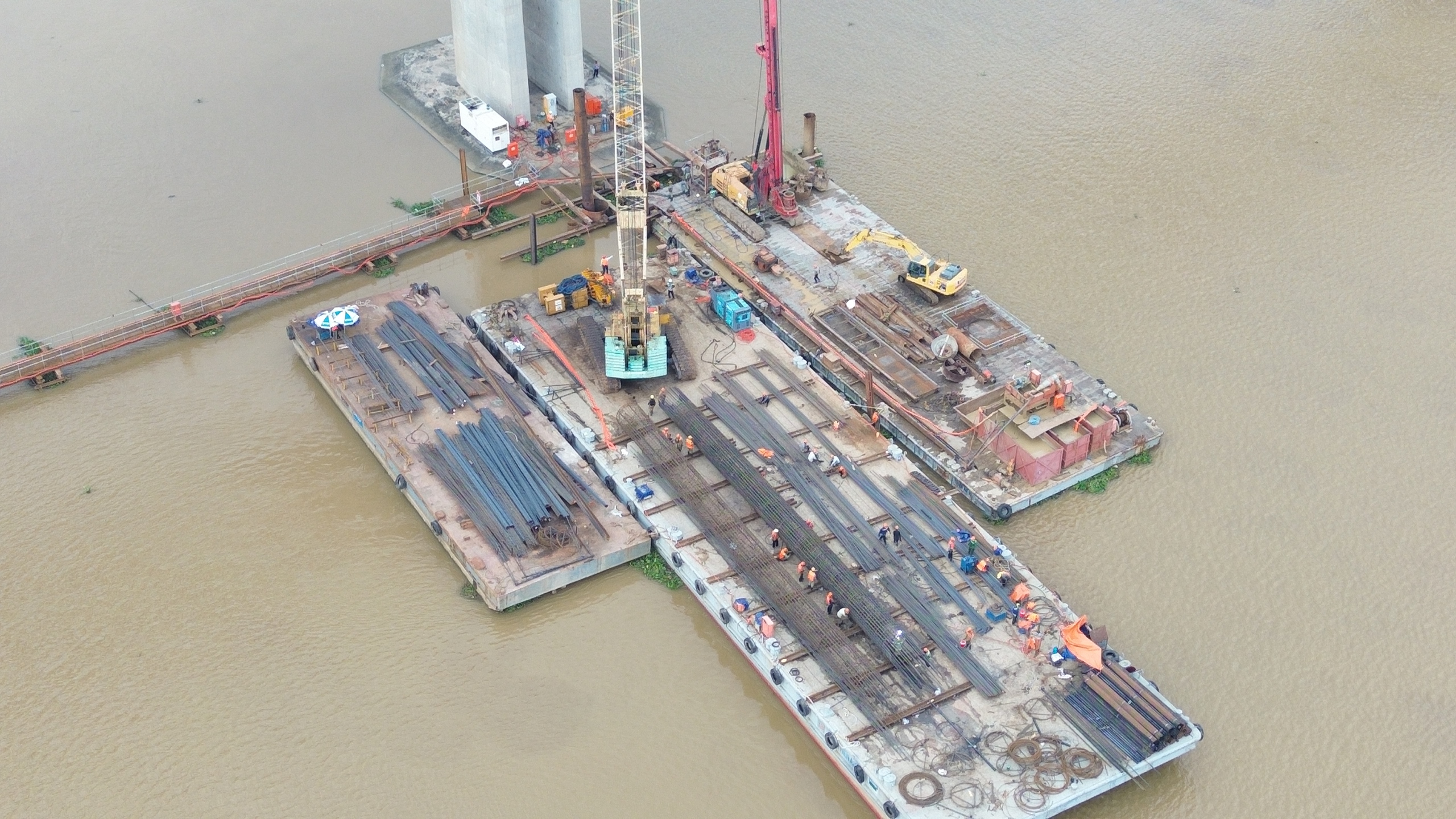 Cận cảnh sà lan "khủng" thi công cầu Long Thành 2 trên cao tốc- Ảnh 3. Cận cảnh sà lan "khủng" thi công cầu Long Thành 2 trên cao tốc- Ảnh 3.