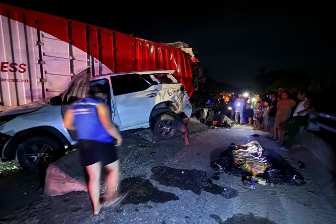 Huế: Tai nạn liên hoàn trên tuyến La Sơn - Túy Loan, một người tử vong- Ảnh 1. Huế: Tai nạn liên hoàn trên tuyến La Sơn - Túy Loan, một người tử vong- Ảnh 1.