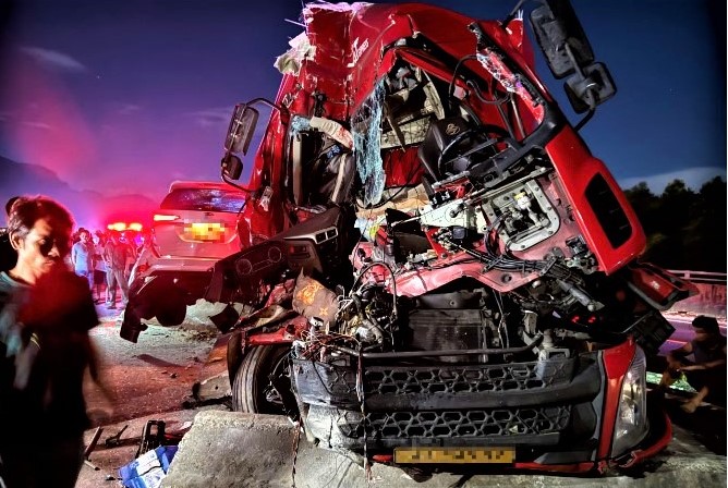 Huế: Tai nạn liên hoàn trên tuyến La Sơn - Túy Loan, một người tử vong- Ảnh 2. Huế: Tai nạn liên hoàn trên tuyến La Sơn - Túy Loan, một người tử vong- Ảnh 2.