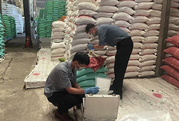 Cần Thơ phạt chủ cơ sở mua gạo Ấn Độ gắn nhãn "Một buội đỏ Hồng Dân"- Ảnh 1. Cần Thơ phạt chủ cơ sở mua gạo Ấn Độ gắn nhãn "Một buội đỏ Hồng Dân"- Ảnh 1.