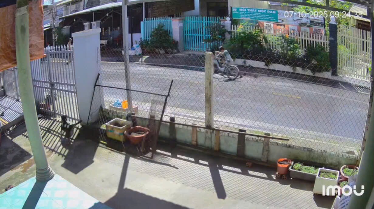 B&eacute; trai đạp xe đuổi theo người phụ nữ nghi lấy mất 140 tờ v&eacute; số ở T&acirc;y Ninh- Ảnh 1.