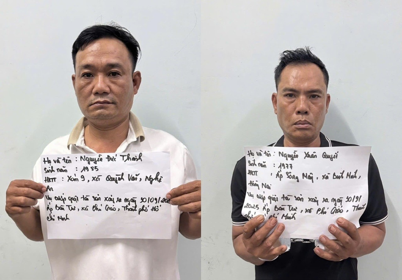 Bắt 2 đối tượng đi xe m&aacute;y biển số giả cướp giật d&acirc;y chuyền v&agrave;ng ở TP.HCM- Ảnh 1.