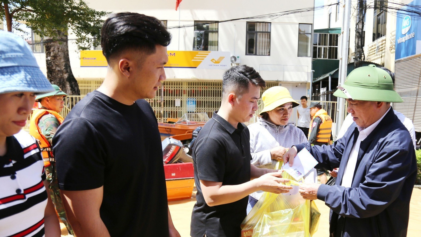 Ph&oacute; Thủ tướng Hồ Đức Phớc thăm hỏi, động vi&ecirc;n người d&acirc;n v&agrave; lực lượng cứu hộ tại Lạng Sơn- Ảnh 1.