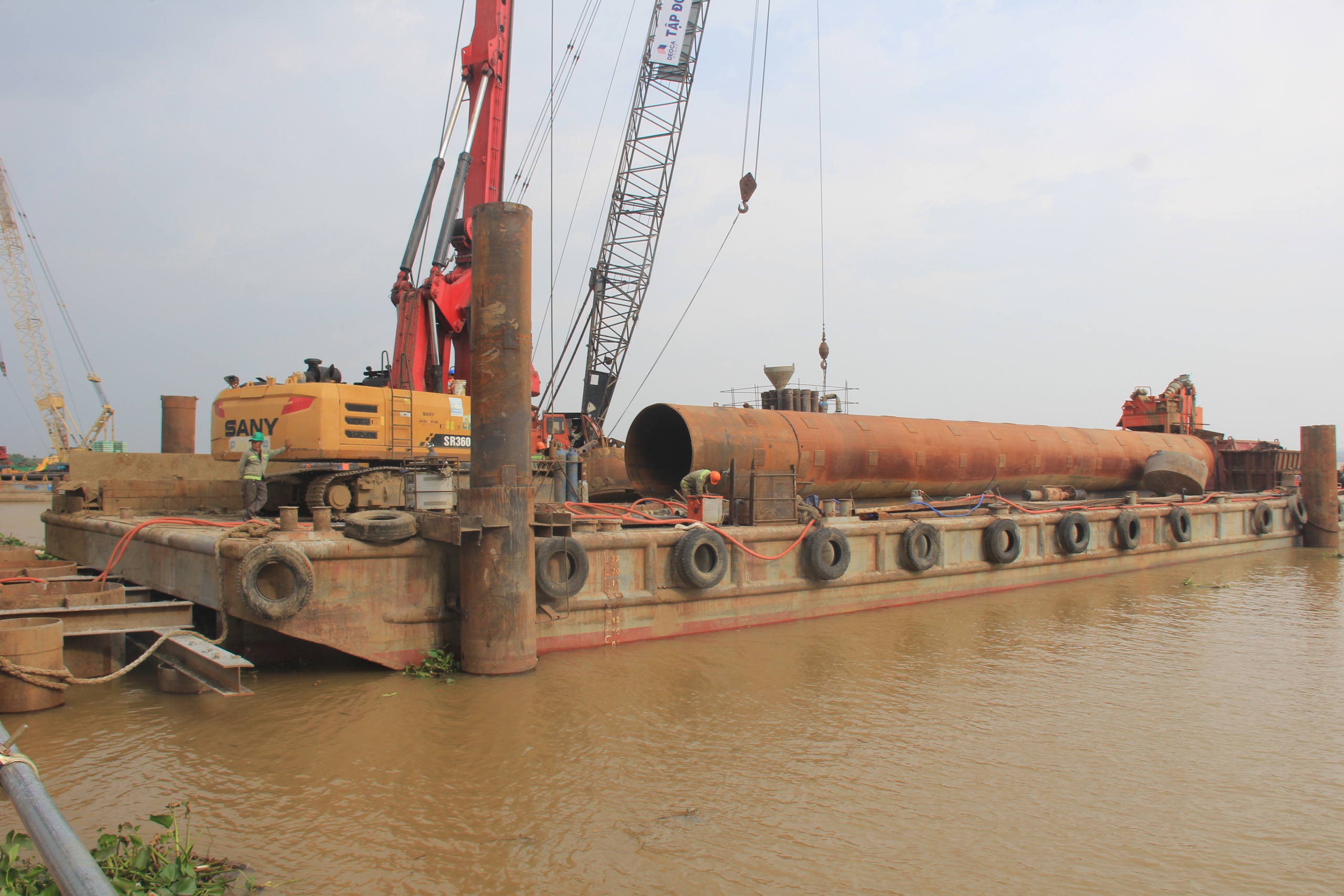 Cận cảnh sà lan "khủng" thi công cầu Long Thành 2 trên cao tốc- Ảnh 9. Cận cảnh sà lan "khủng" thi công cầu Long Thành 2 trên cao tốc- Ảnh 9.