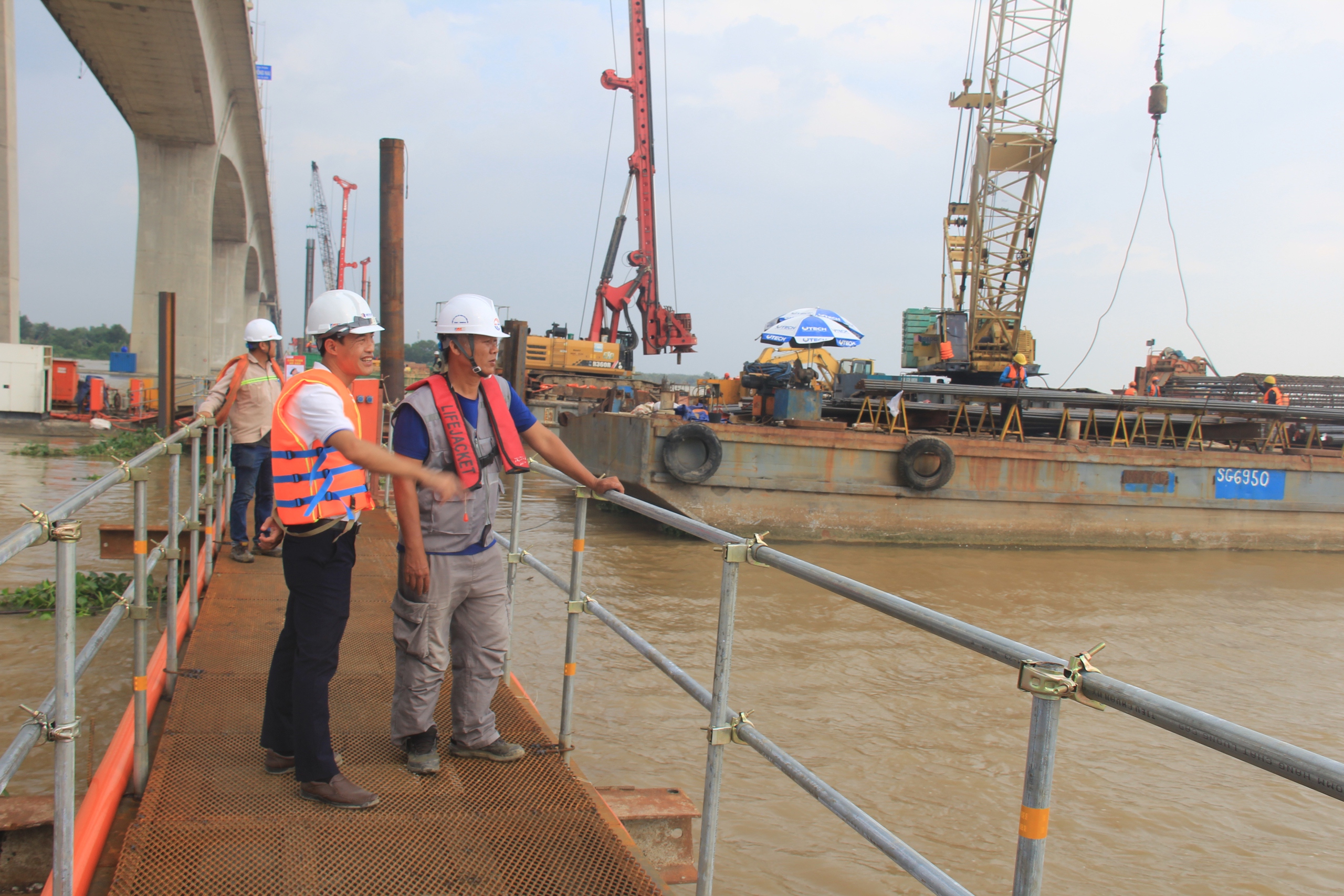 Cận cảnh sà lan "khủng" thi công cầu Long Thành 2 trên cao tốc- Ảnh 4. Cận cảnh sà lan "khủng" thi công cầu Long Thành 2 trên cao tốc- Ảnh 4.