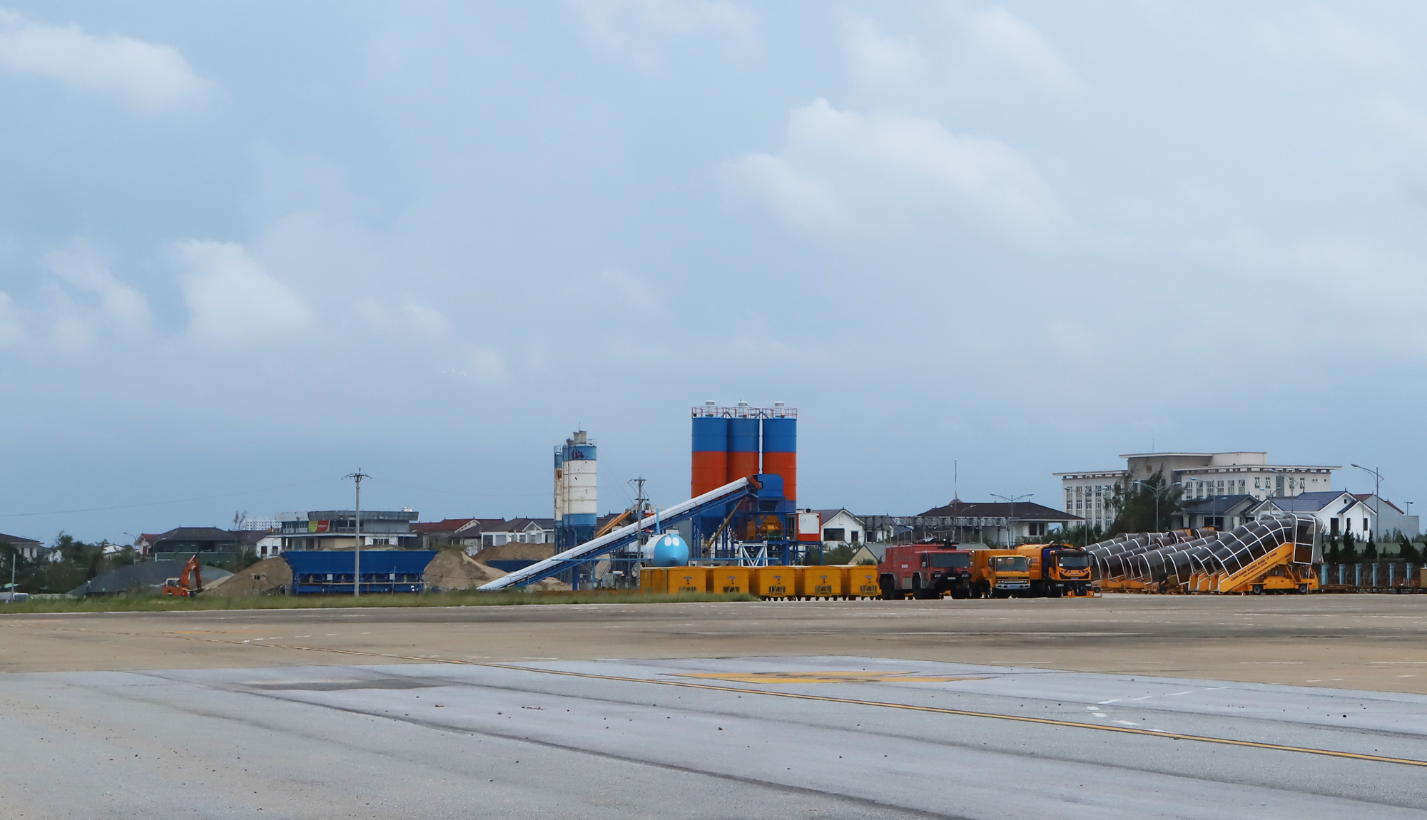 "Điểm s&aacute;ng" tr&ecirc;n c&ocirc;ng trường n&acirc;ng cấp s&acirc;n bay Vinh: Quyết t&acirc;m xong trước ng&agrave;y 19/12- Ảnh 27.