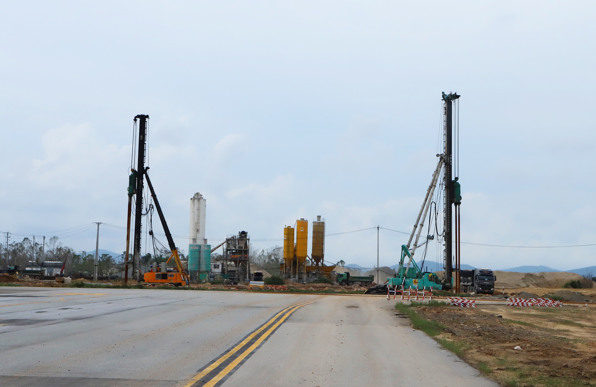 "Điểm s&aacute;ng" tr&ecirc;n c&ocirc;ng trường n&acirc;ng cấp s&acirc;n bay Vinh: Quyết t&acirc;m xong trước ng&agrave;y 19/12- Ảnh 26.