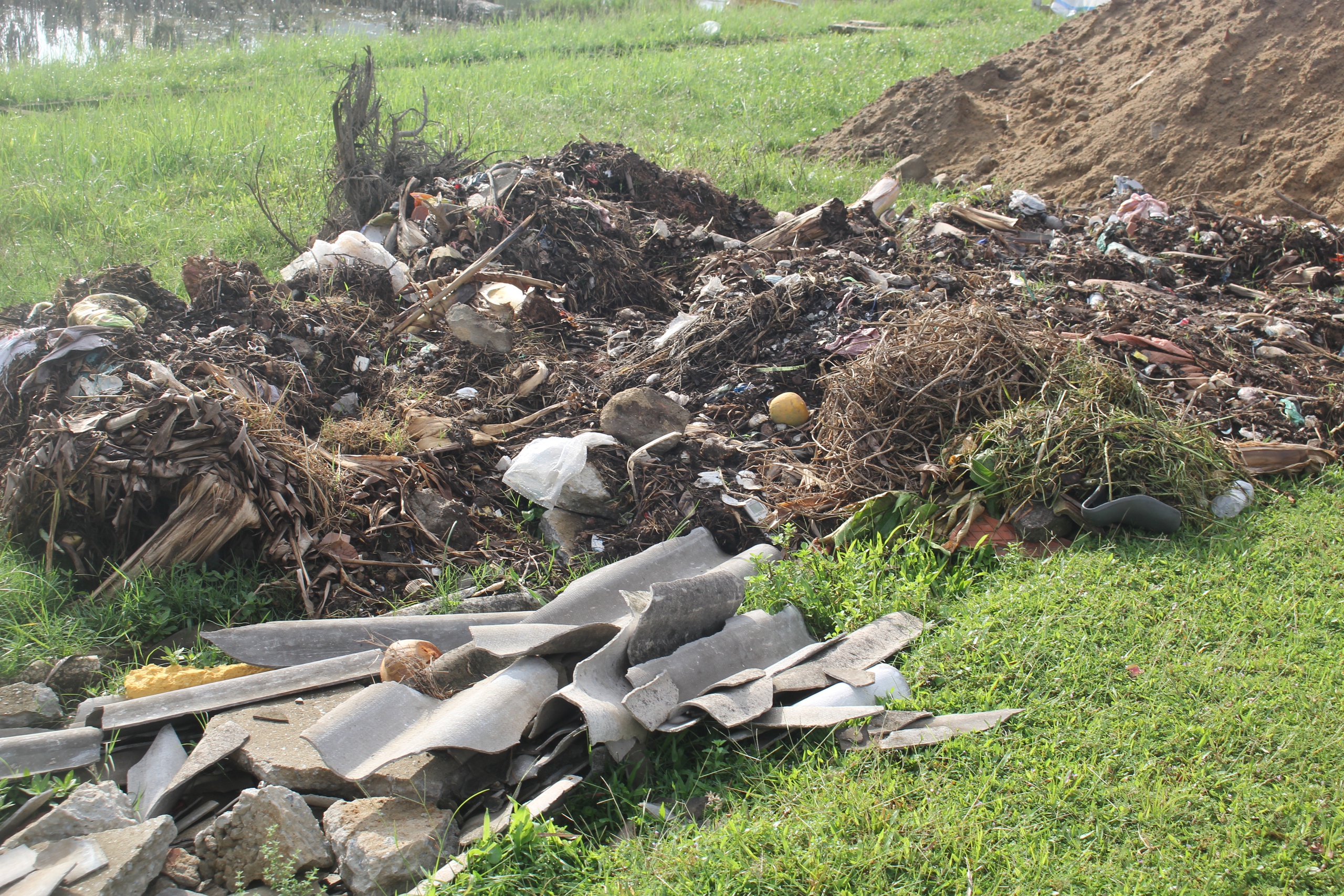 H&agrave; Tĩnh: Nhiều tuyến đường ngập r&aacute;c thải, vật liệu x&acirc;y dựng hư hỏng sau b&atilde;o- Ảnh 3.