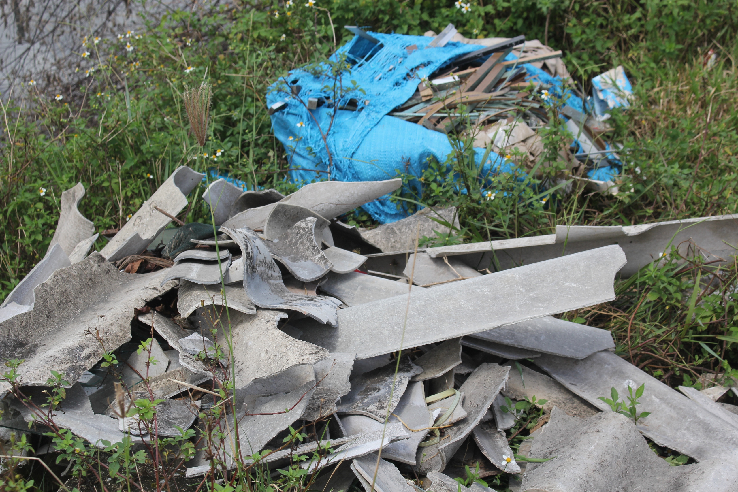 H&agrave; Tĩnh: Nhiều tuyến đường ngập r&aacute;c thải, vật liệu x&acirc;y dựng hư hỏng sau b&atilde;o- Ảnh 11.