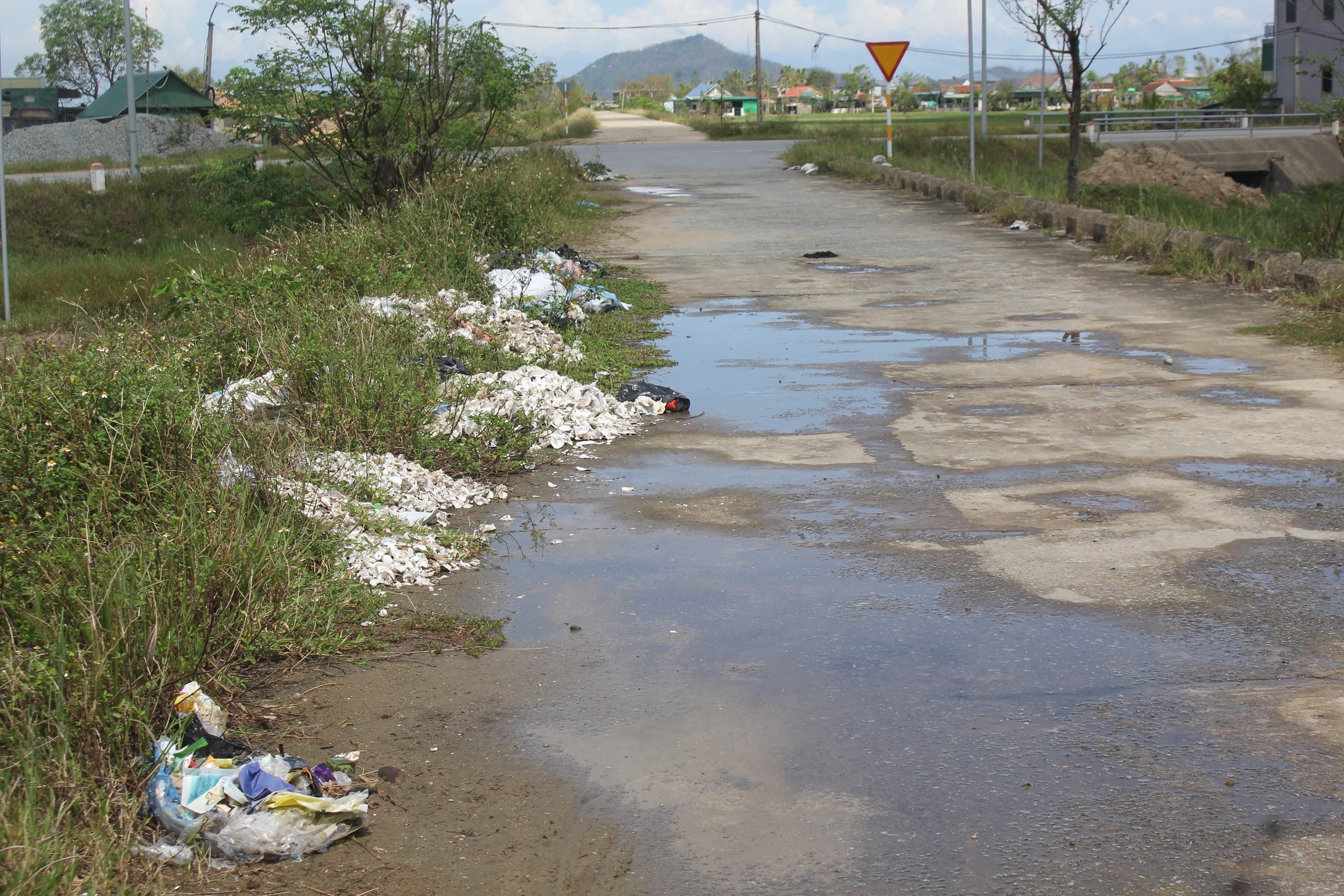H&agrave; Tĩnh: Nhiều tuyến đường ngập r&aacute;c thải, vật liệu x&acirc;y dựng hư hỏng sau b&atilde;o- Ảnh 6.
