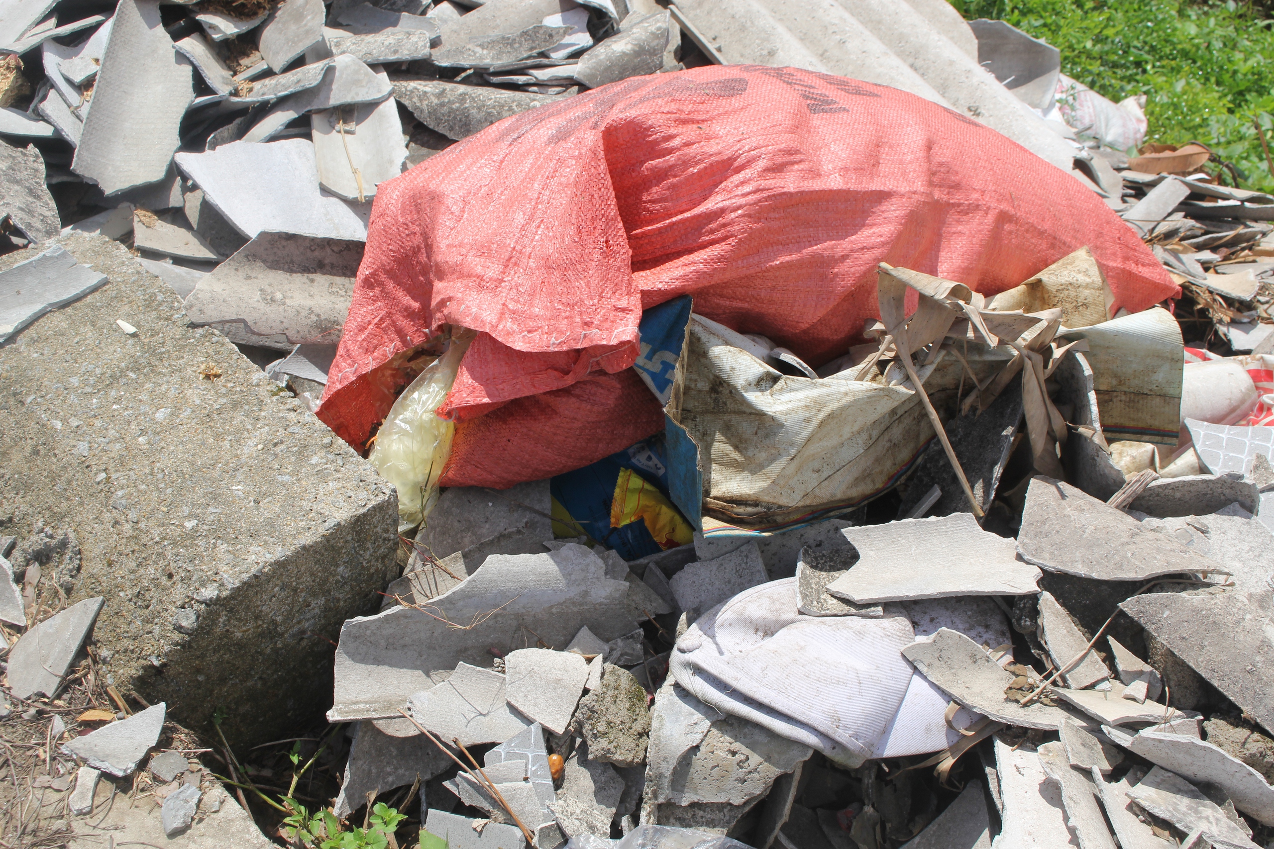 H&agrave; Tĩnh: Nhiều tuyến đường ngập r&aacute;c thải, vật liệu x&acirc;y dựng hư hỏng sau b&atilde;o- Ảnh 12.